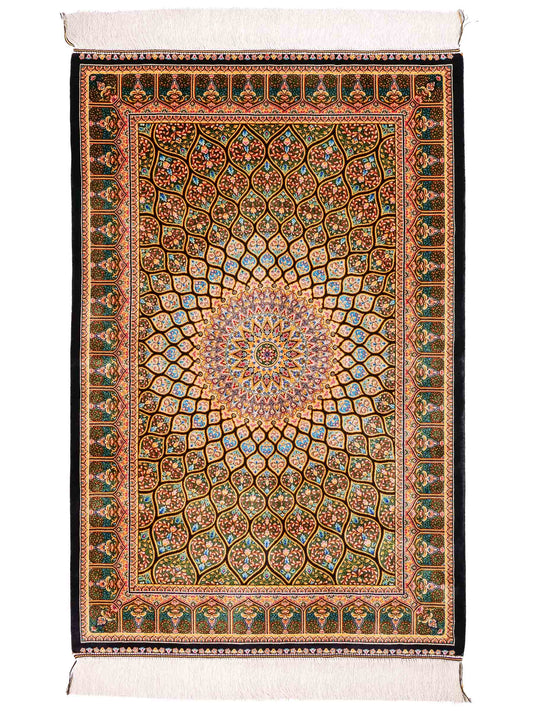 Ghom Maschinenteppich "Manuchehr" 120 x 80 cm aus pflanzlicher Seide (Viskose) mit Gumbad-Medaillon, Schwarz. Teppichnummer: V56BK096H. Persian Luxury Collection by Khademi. Made in Iran / Persia – Vertrieb durch JUPITER Intl.