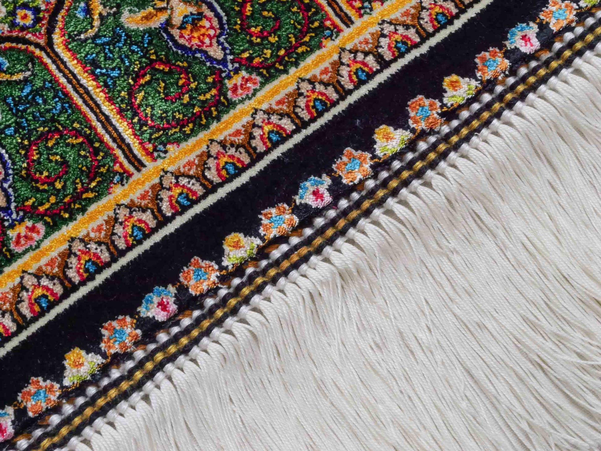 Ghom Maschinenteppich "Manuchehr" 120 x 80 cm aus pflanzlicher Seide (Viskose) mit Gumbad-Medaillon, Schwarz. Teppichnummer: V56BK096H. Persian Luxury Collection by Khademi. Made in Iran / Persia – Vertrieb durch JUPITER Intl.