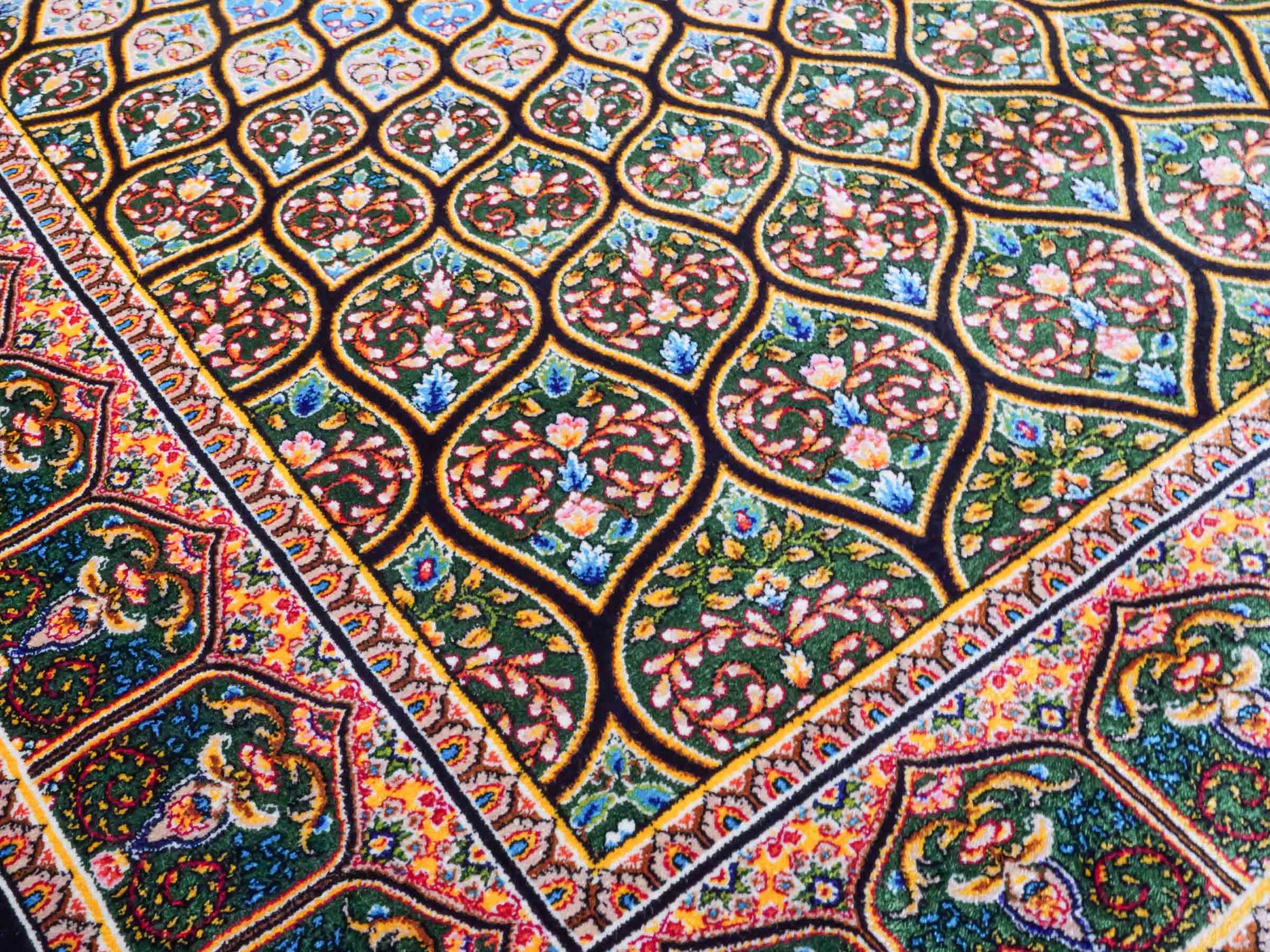 Ghom Maschinenteppich "Manuchehr" 120 x 80 cm aus pflanzlicher Seide (Viskose) mit Gumbad-Medaillon, Schwarz. Teppichnummer: V56BK096H. Persian Luxury Collection by Khademi. Made in Iran / Persia – Vertrieb durch JUPITER Intl.