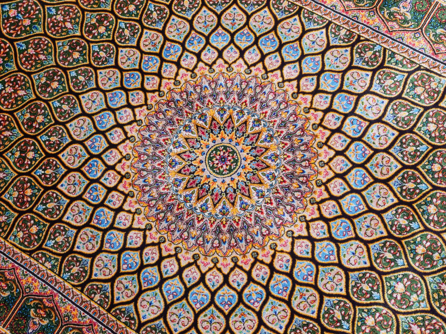 Ghom Maschinenteppich "Manuchehr" 120 x 80 cm aus pflanzlicher Seide (Viskose) mit Gumbad-Medaillon, Schwarz. Teppichnummer: V56BK096H. Persian Luxury Collection by Khademi. Made in Iran / Persia – Vertrieb durch JUPITER Intl.