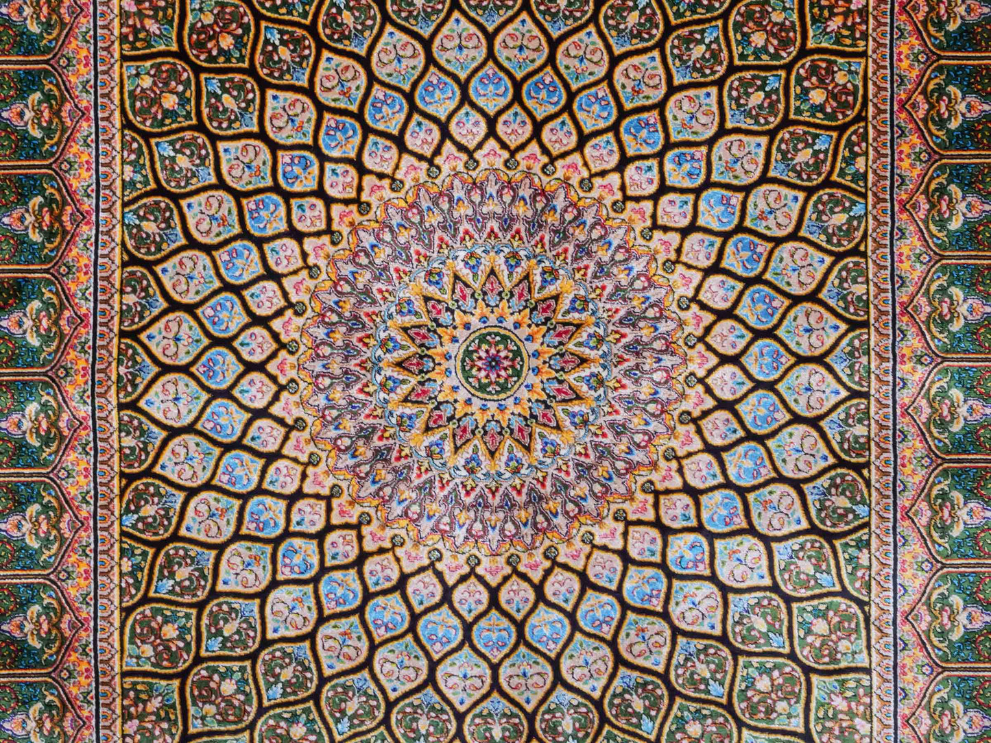 Ghom Maschinenteppich "Manuchehr" 120 x 80 cm aus pflanzlicher Seide (Viskose) mit Gumbad-Medaillon, Schwarz. Teppichnummer: V56BK096H. Persian Luxury Collection by Khademi. Made in Iran / Persia – Vertrieb durch JUPITER Intl.