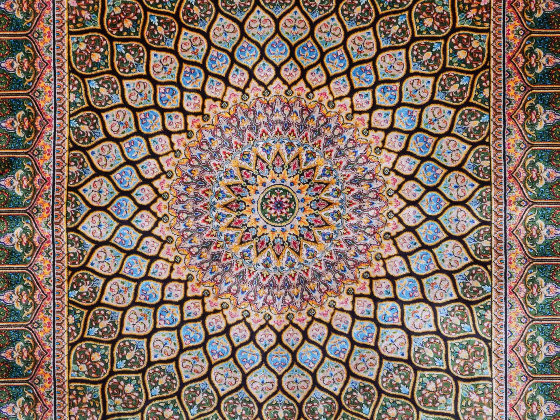 Ghom Maschinenteppich "Manuchehr" 120 x 80 cm aus pflanzlicher Seide (Viskose) mit Gumbad-Medaillon, Schwarz. Teppichnummer: V56BK096H. Persian Luxury Collection by Khademi. Made in Iran / Persia – Vertrieb durch JUPITER Intl.
