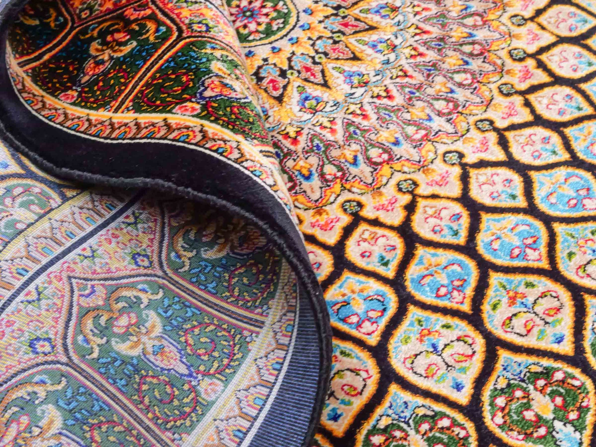 Ghom Maschinenteppich "Manuchehr" 120 x 80 cm aus pflanzlicher Seide (Viskose) mit Gumbad-Medaillon, Schwarz. Teppichnummer: V56BK096H. Persian Luxury Collection by Khademi. Made in Iran / Persia – Vertrieb durch JUPITER Intl.