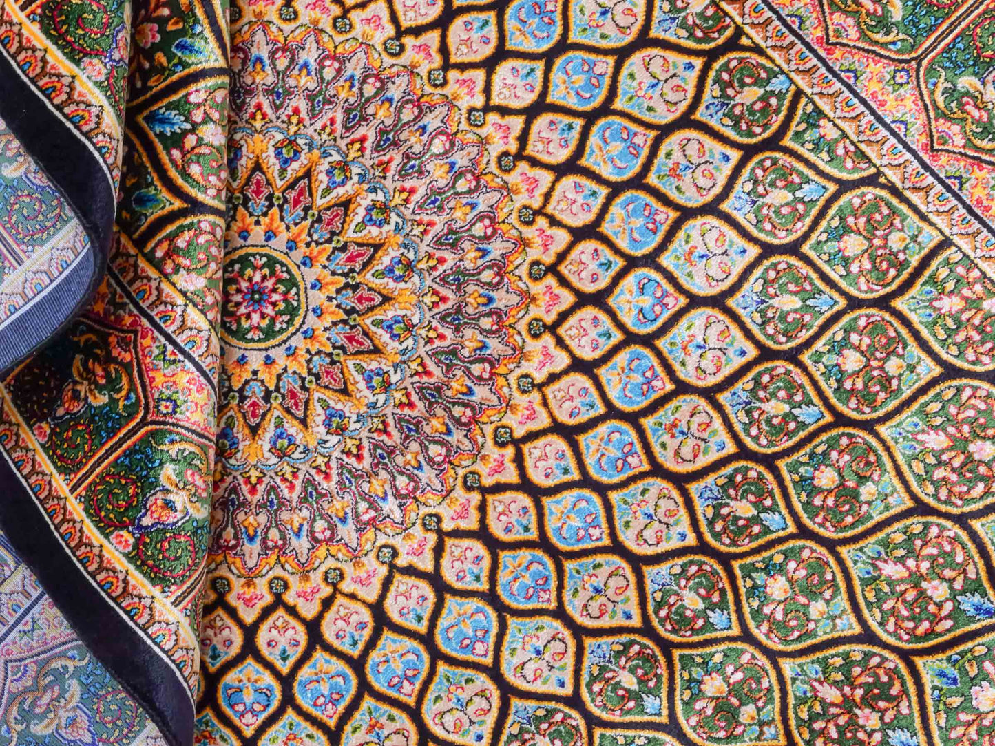 Ghom Maschinenteppich "Manuchehr" 120 x 80 cm aus pflanzlicher Seide (Viskose) mit Gumbad-Medaillon, Schwarz. Teppichnummer: V56BK096H. Persian Luxury Collection by Khademi. Made in Iran / Persia – Vertrieb durch JUPITER Intl.