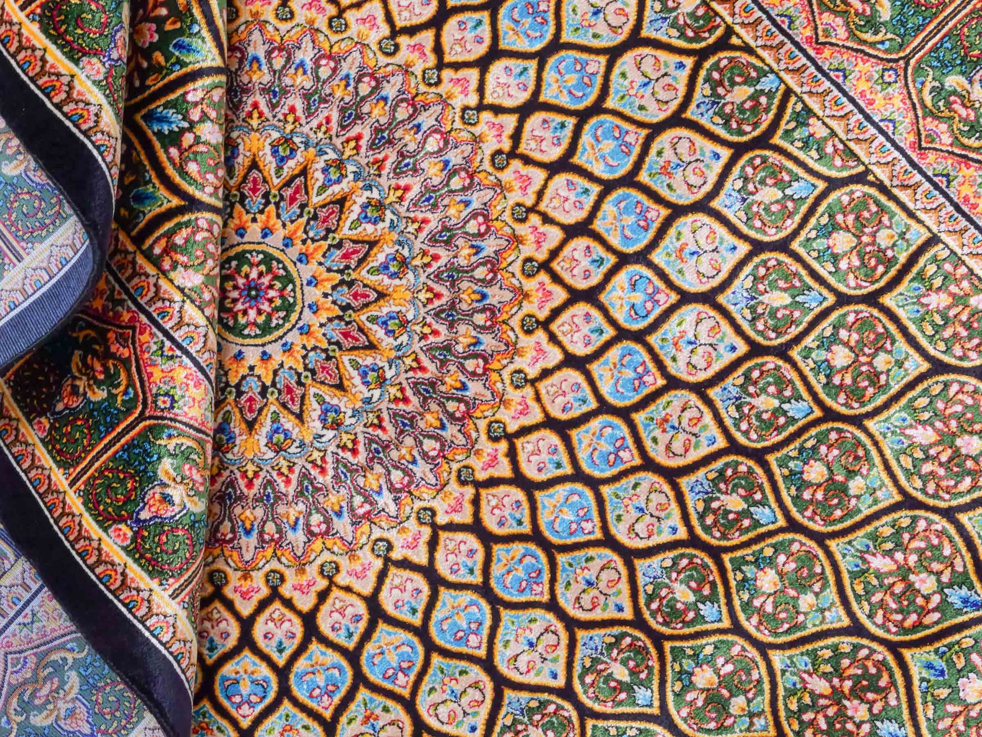 Ghom Maschinenteppich "Manuchehr" 120 x 80 cm aus pflanzlicher Seide (Viskose) mit Gumbad-Medaillon, Schwarz. Teppichnummer: V56BK096H. Persian Luxury Collection by Khademi. Made in Iran / Persia – Vertrieb durch JUPITER Intl.