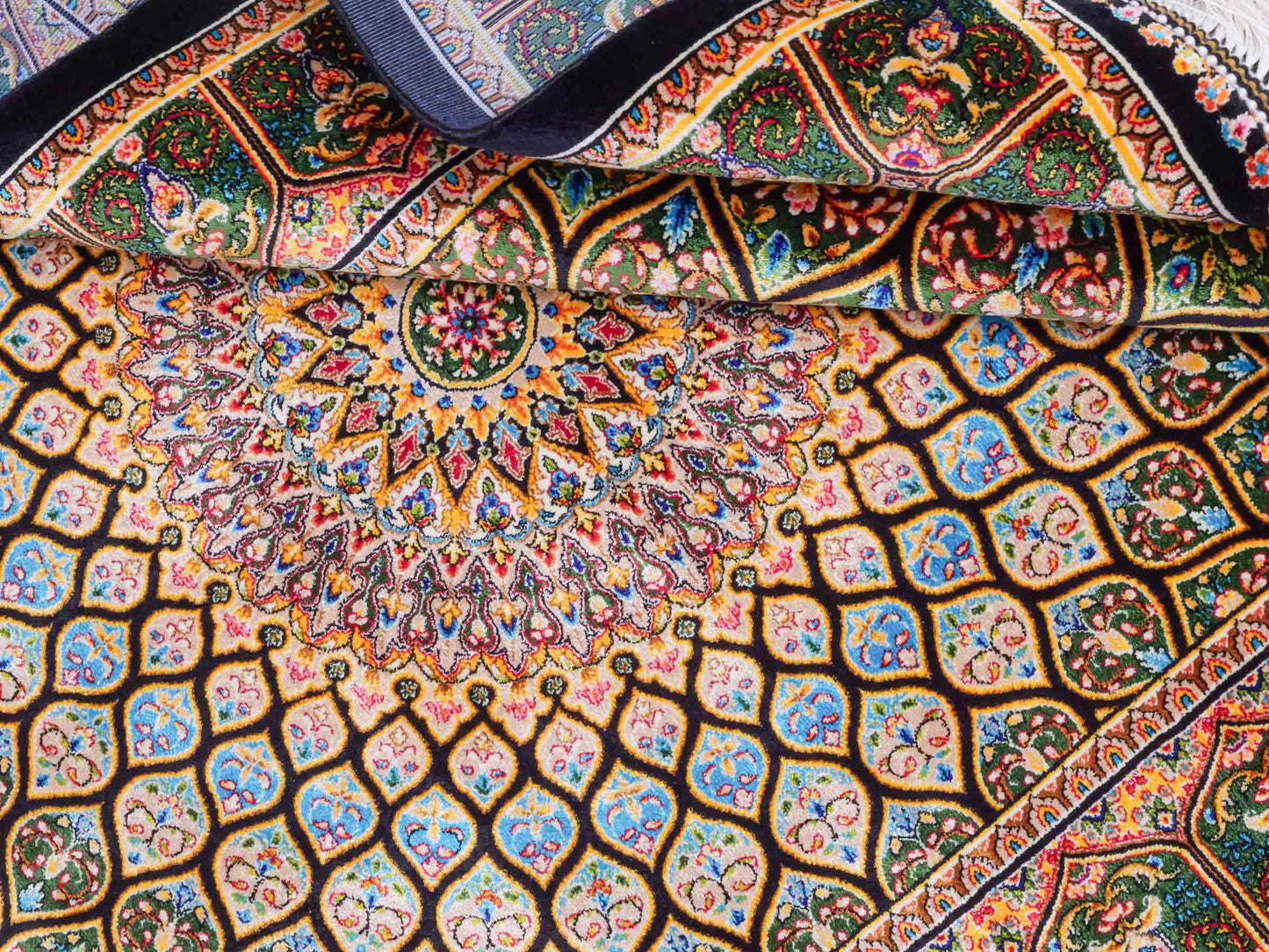 Ghom Maschinenteppich "Manuchehr" 120 x 80 cm aus pflanzlicher Seide (Viskose) mit Gumbad-Medaillon, Schwarz. Teppichnummer: V56BK096H. Persian Luxury Collection by Khademi. Made in Iran / Persia – Vertrieb durch JUPITER Intl.