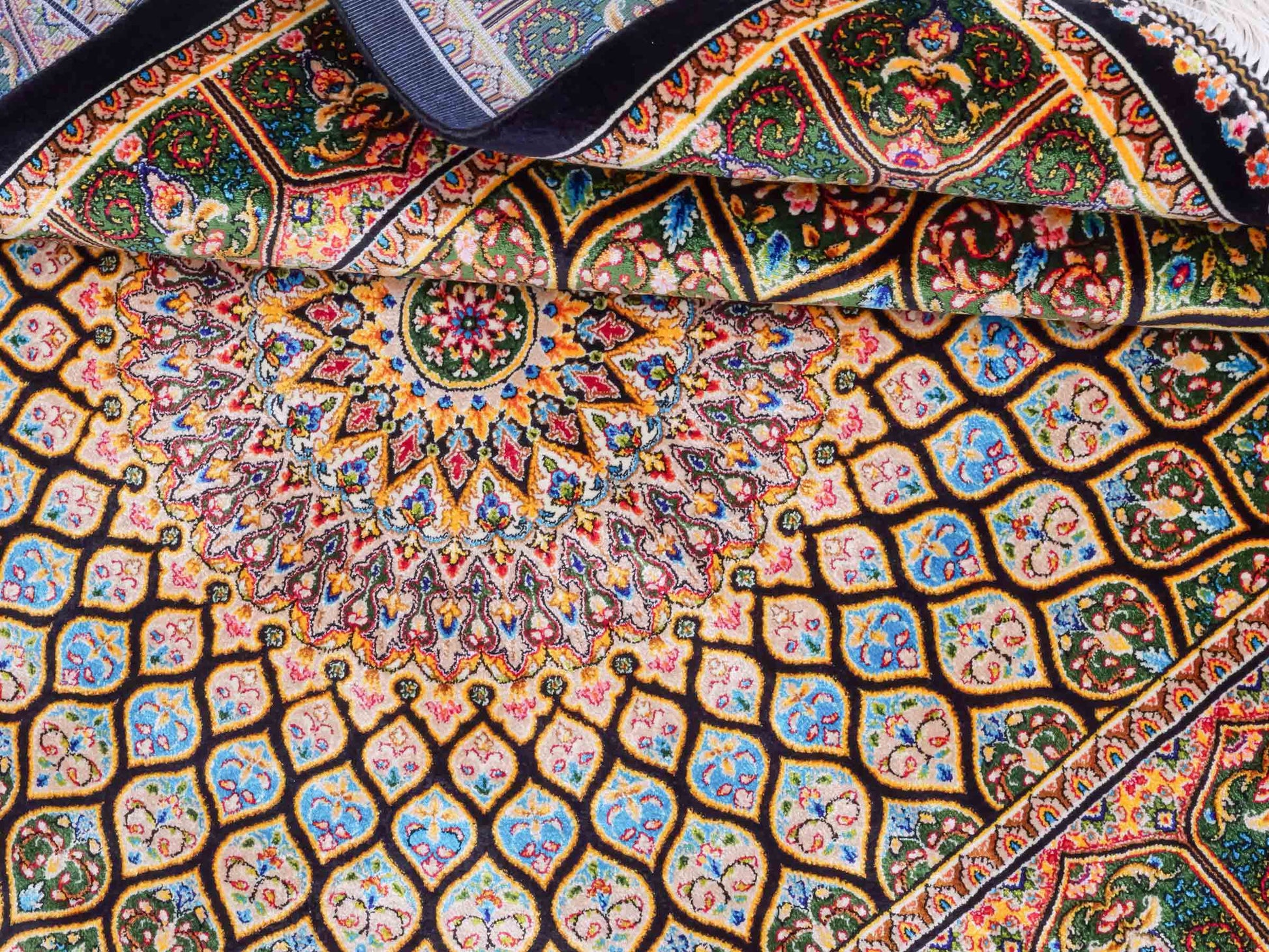 Ghom Maschinenteppich "Manuchehr" 120 x 80 cm aus pflanzlicher Seide (Viskose) mit Gumbad-Medaillon, Schwarz. Teppichnummer: V56BK096H. Persian Luxury Collection by Khademi. Made in Iran / Persia – Vertrieb durch JUPITER Intl.