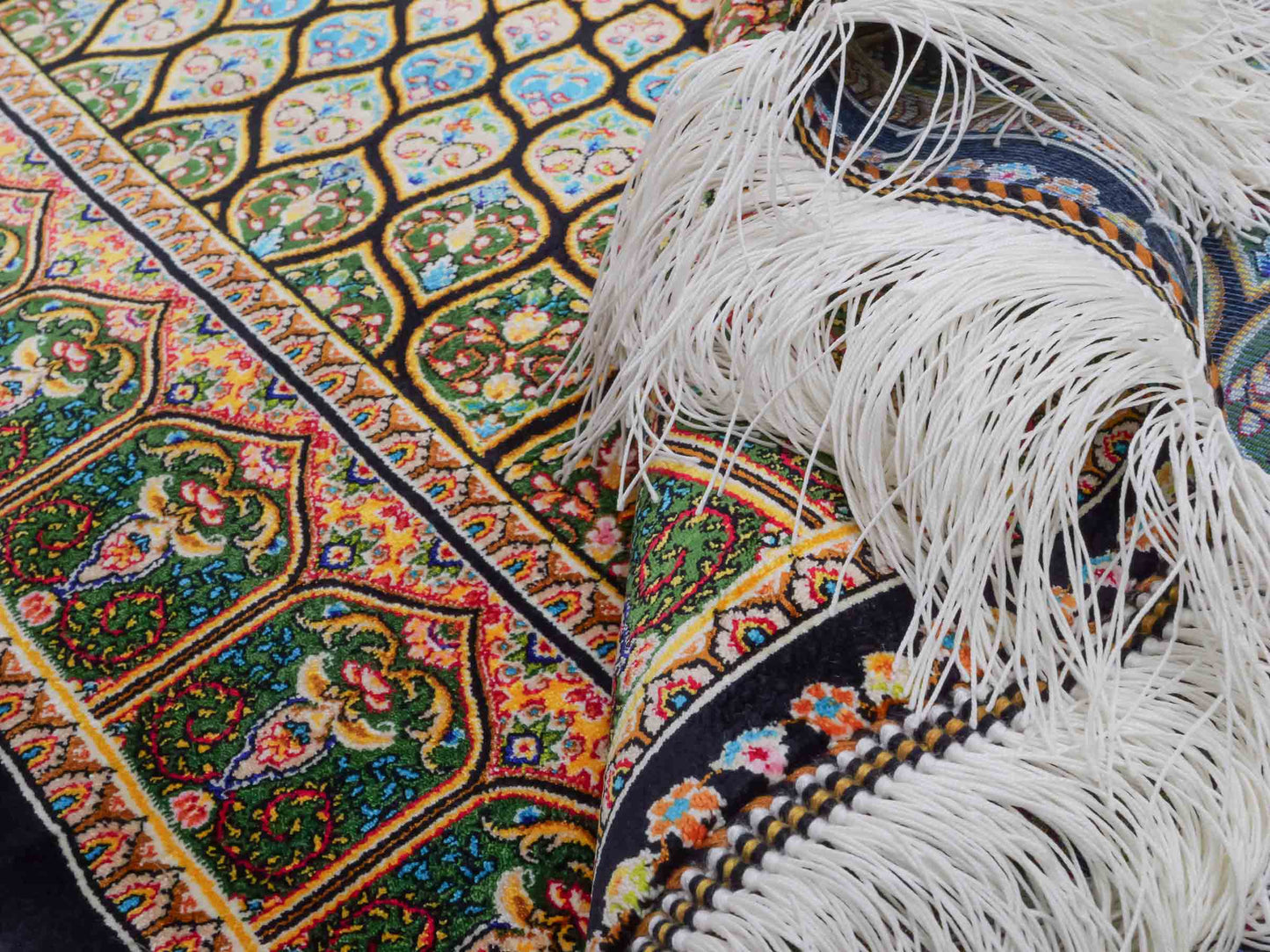 Ghom Maschinenteppich "Manuchehr" 120 x 80 cm aus pflanzlicher Seide (Viskose) mit Gumbad-Medaillon, Schwarz. Teppichnummer: V56BK096H. Persian Luxury Collection by Khademi. Made in Iran / Persia – Vertrieb durch JUPITER Intl.