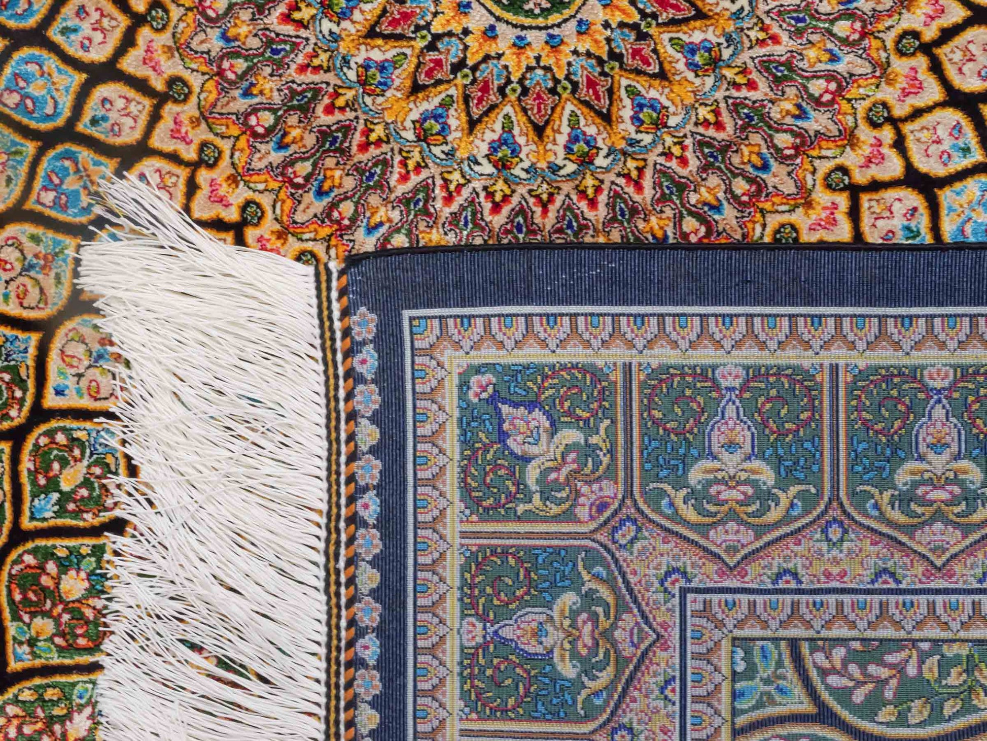 Ghom Maschinenteppich "Manuchehr" 120 x 80 cm aus pflanzlicher Seide (Viskose) mit Gumbad-Medaillon, Schwarz. Teppichnummer: V56BK096H. Persian Luxury Collection by Khademi. Made in Iran / Persia – Vertrieb durch JUPITER Intl.