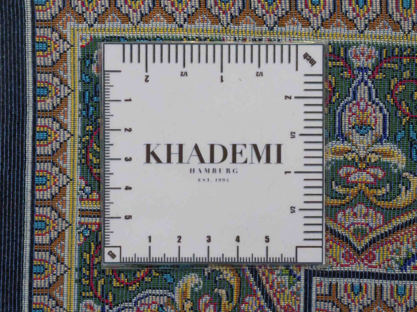 Ghom Maschinenteppich "Manuchehr" 120 x 80 cm aus pflanzlicher Seide (Viskose) mit Gumbad-Medaillon, Schwarz. Teppichnummer: V56BK096H. Persian Luxury Collection by Khademi. Made in Iran / Persia – Vertrieb durch JUPITER Intl.