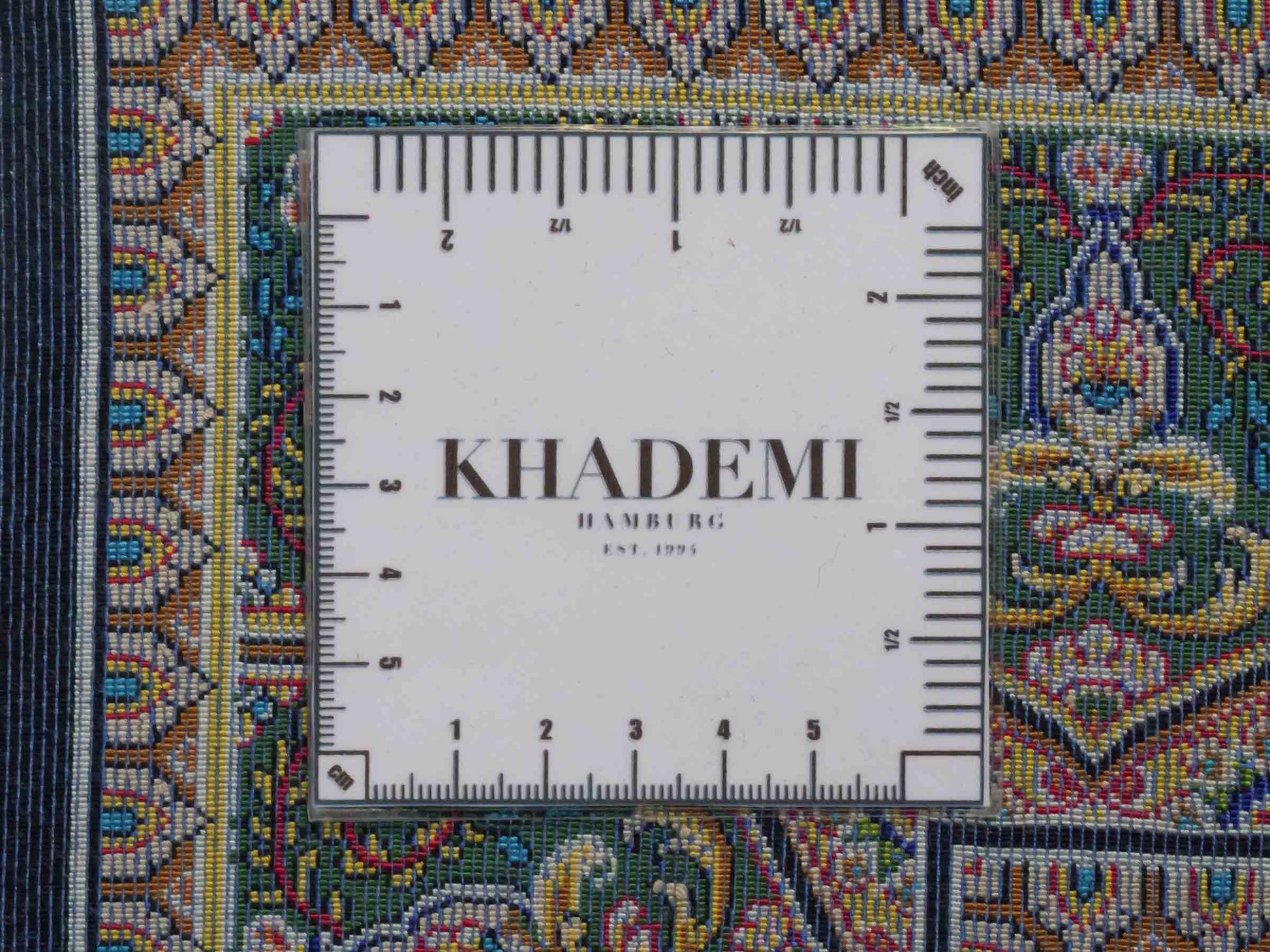Ghom Maschinenteppich "Manuchehr" 120 x 80 cm aus pflanzlicher Seide (Viskose) mit Gumbad-Medaillon, Schwarz. Teppichnummer: V56BK096H. Persian Luxury Collection by Khademi. Made in Iran / Persia – Vertrieb durch JUPITER Intl.