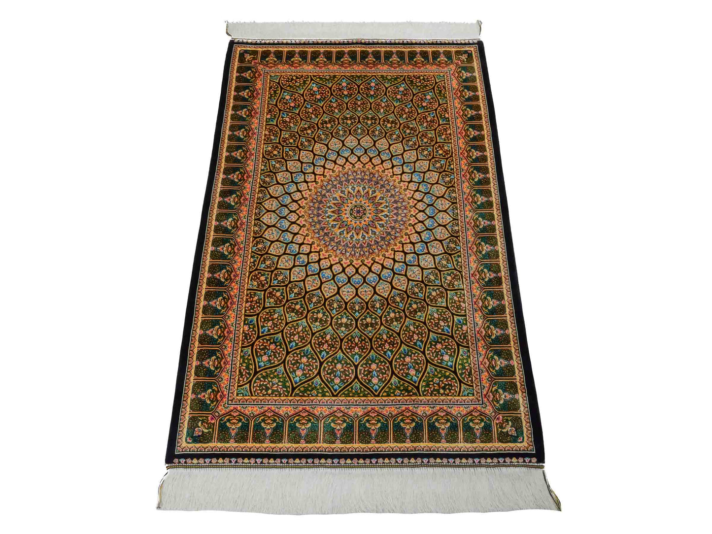 Ghom Maschinenteppich "Manuchehr" 120 x 80 cm aus pflanzlicher Seide (Viskose) mit Gumbad-Medaillon, Schwarz. Teppichnummer: V56BK096H. Persian Luxury Collection by Khademi. Made in Iran / Persia – Vertrieb durch JUPITER Intl.