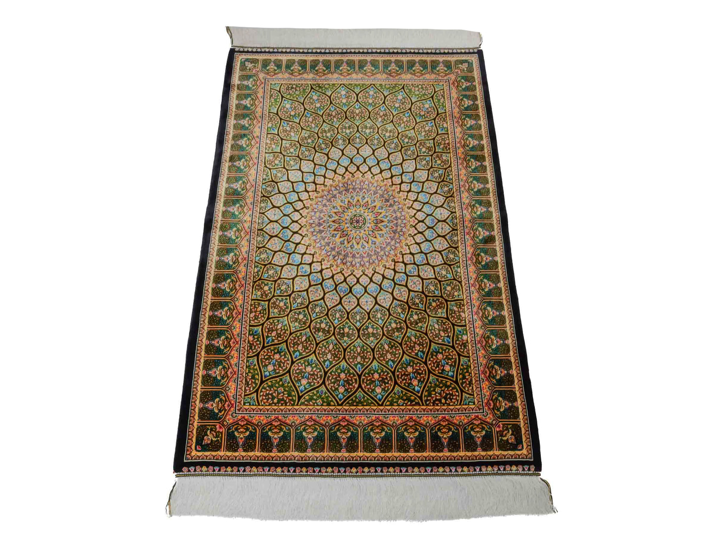 Ghom Maschinenteppich "Manuchehr" 120 x 80 cm aus pflanzlicher Seide (Viskose) mit Gumbad-Medaillon, Schwarz. Teppichnummer: V56BK096H. Persian Luxury Collection by Khademi. Made in Iran / Persia – Vertrieb durch JUPITER Intl.