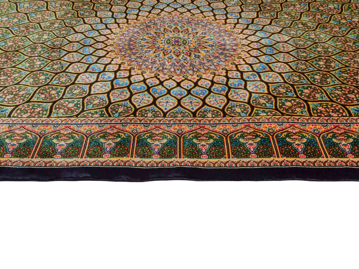 Ghom Maschinenteppich "Manuchehr" 120 x 80 cm aus pflanzlicher Seide (Viskose) mit Gumbad-Medaillon, Schwarz. Teppichnummer: V56BK096H. Persian Luxury Collection by Khademi. Made in Iran / Persia – Vertrieb durch JUPITER Intl.