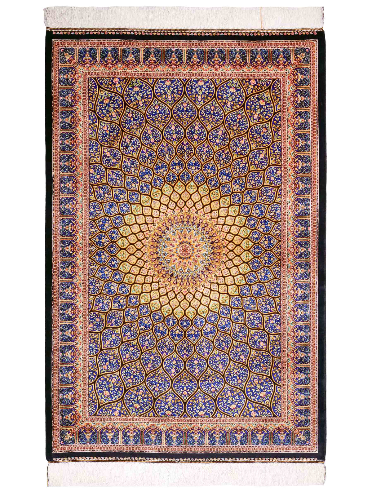 Ghom Maschinenteppich "Manuchehr" 150 x 100 cm, mit Medaillon, aus pflanzlicher Seide (Viskose), Schwarz/Blau/Gold. Teppichnummer: V56BD150H. Persian Luxury Collection by Khademi. Made in Iran / Persia – Vertrieb durch JUPITER Intl.
