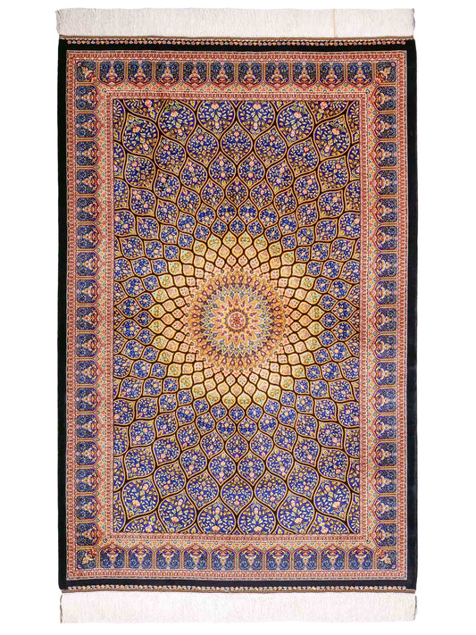 Ghom Maschinenteppich "Manuchehr" 150 x 100 cm, mit Medaillon, aus pflanzlicher Seide (Viskose), Schwarz/Blau/Gold. Teppichnummer: V56BD150H. Persian Luxury Collection by Khademi. Made in Iran / Persia – Vertrieb durch JUPITER Intl.