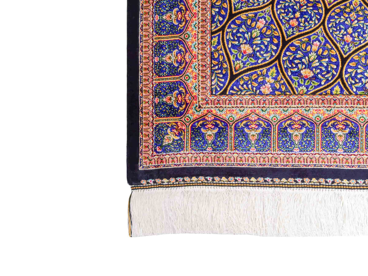 Ghom Maschinenteppich "Manuchehr" 150 x 100 cm, mit Medaillon, aus pflanzlicher Seide (Viskose), Schwarz/Blau/Gold. Teppichnummer: V56BD150H. Persian Luxury Collection by Khademi. Made in Iran / Persia – Vertrieb durch JUPITER Intl.