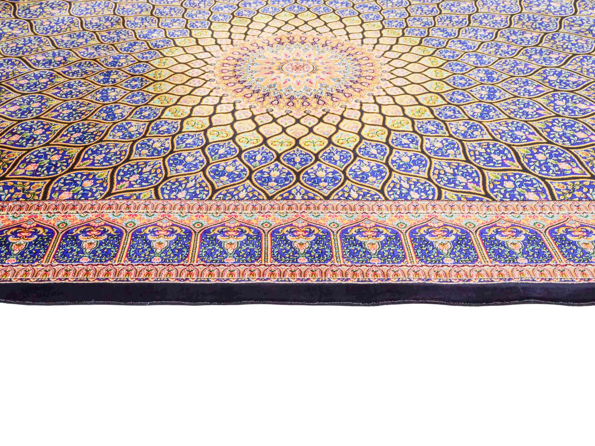 Ghom Maschinenteppich "Manuchehr" 150 x 100 cm, mit Medaillon, aus pflanzlicher Seide (Viskose), Schwarz/Blau/Gold. Teppichnummer: V56BD150H. Persian Luxury Collection by Khademi. Made in Iran / Persia – Vertrieb durch JUPITER Intl.