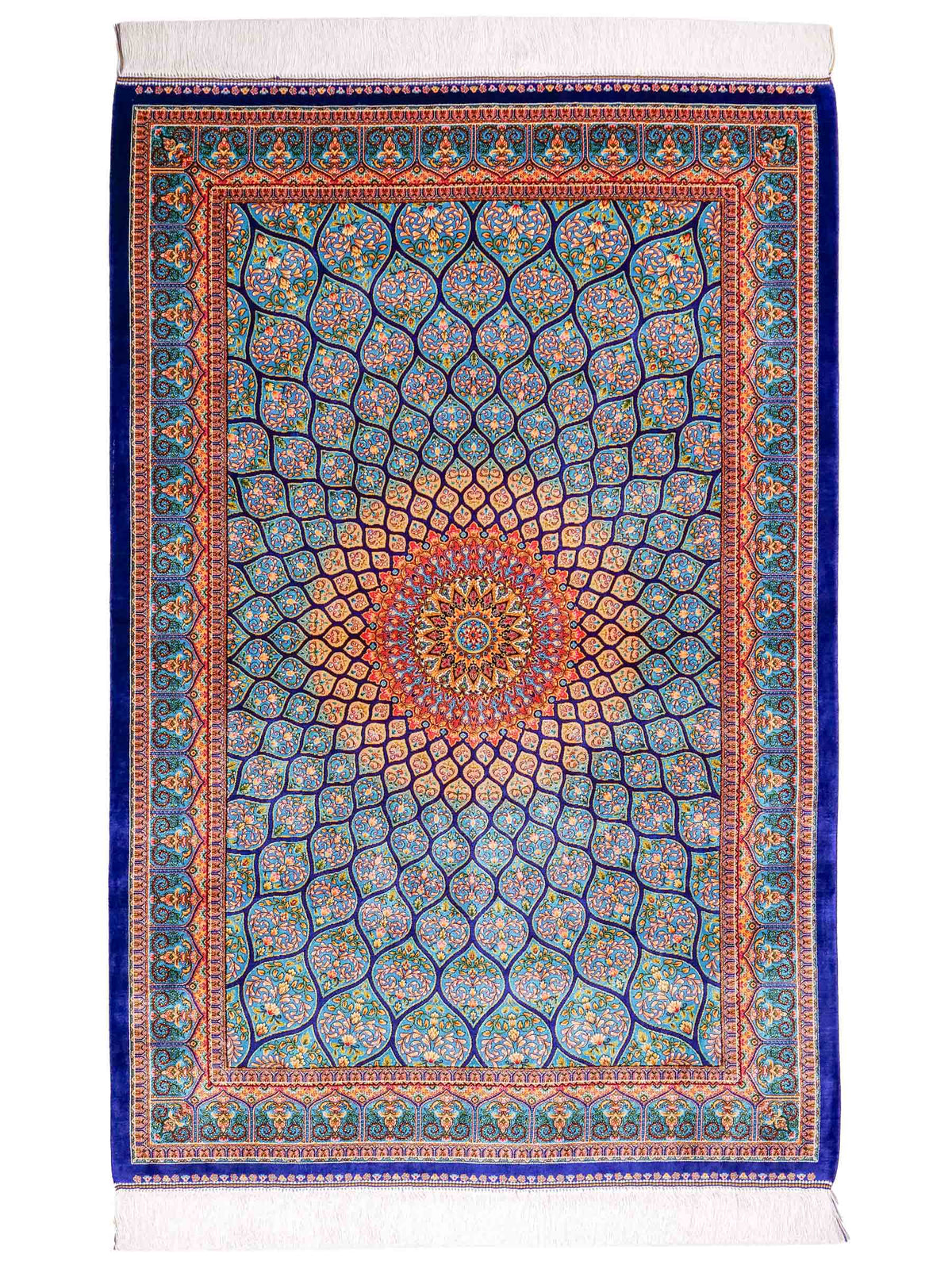 Ghom Maschinenteppich "Manuchehr" 150 x 100 cm, mit Medaillon, aus pflanzlicher Seide (Viskose), Dunkelblau/Blau. Teppichnummer: V56DB150H. Persian Luxury Collection by Khademi. Made in Iran / Persia – Vertrieb durch JUPITER Intl.