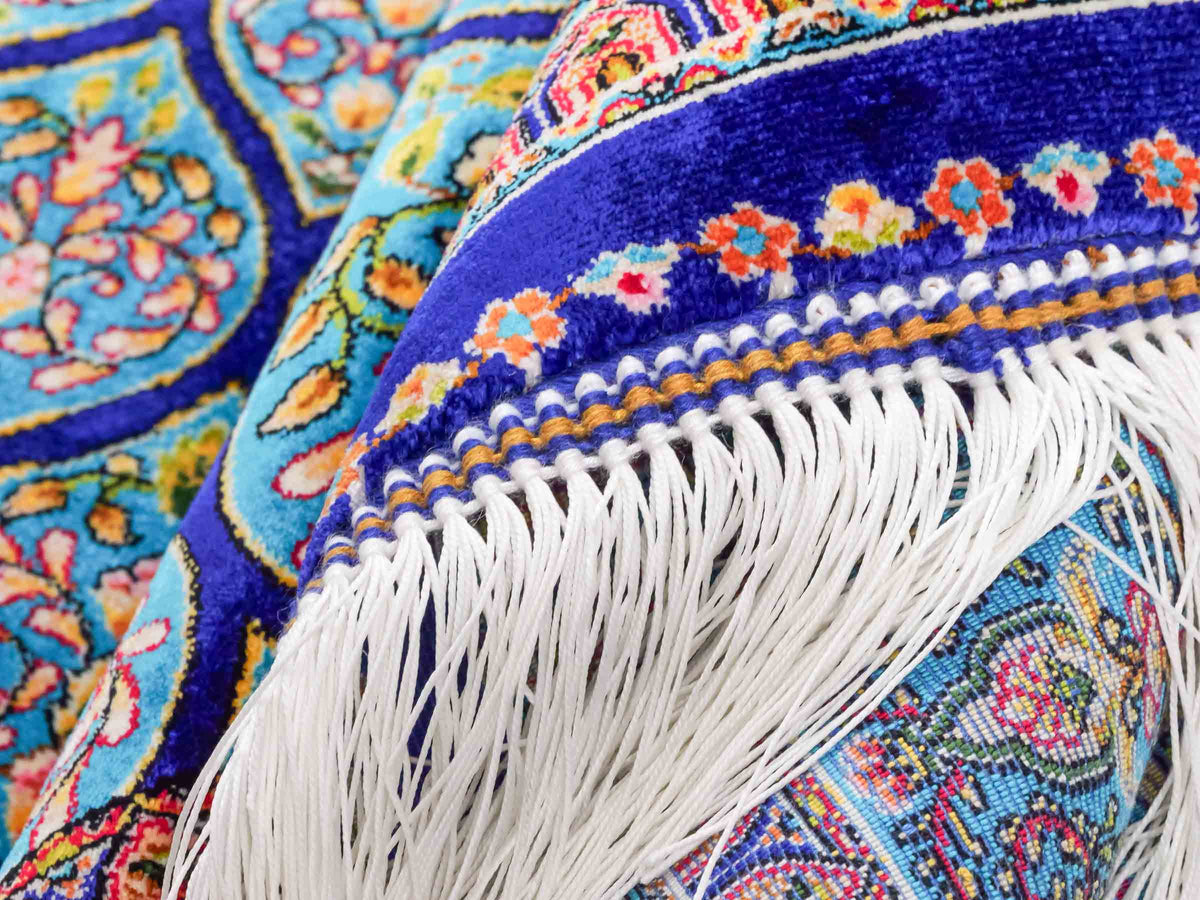 Ghom Maschinenteppich "Manuchehr" 150 x 100 cm, mit Medaillon, aus pflanzlicher Seide (Viskose), Dunkelblau/Blau. Teppichnummer: V56DB150H. Persian Luxury Collection by Khademi. Made in Iran / Persia – Vertrieb durch JUPITER Intl.