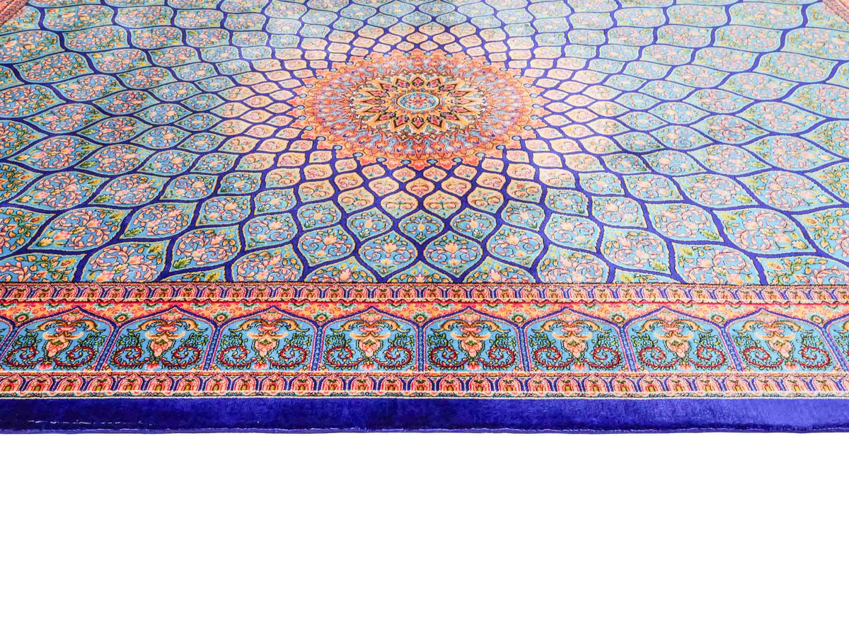 Ghom Maschinenteppich "Manuchehr" 150 x 100 cm, mit Medaillon, aus pflanzlicher Seide (Viskose), Dunkelblau/Blau. Teppichnummer: V56DB150H. Persian Luxury Collection by Khademi. Made in Iran / Persia – Vertrieb durch JUPITER Intl.