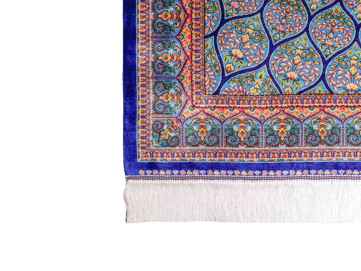 Ghom Maschinenteppich "Manuchehr" 150 x 100 cm, mit Medaillon, aus pflanzlicher Seide (Viskose), Dunkelblau/Blau. Teppichnummer: V56DB150H. Persian Luxury Collection by Khademi. Made in Iran / Persia – Vertrieb durch JUPITER Intl.