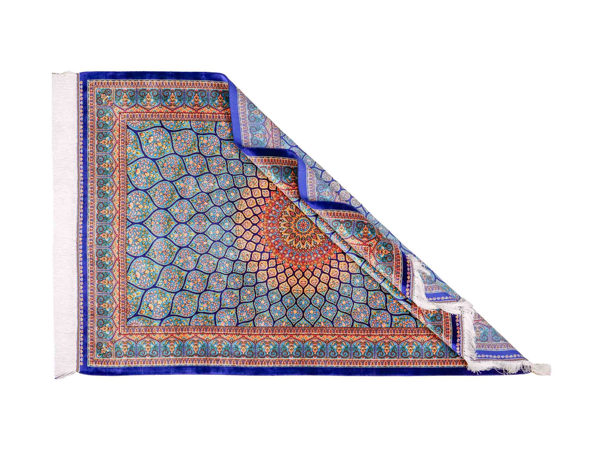 Ghom Maschinenteppich "Manuchehr" 150 x 100 cm, mit Medaillon, aus pflanzlicher Seide (Viskose), Dunkelblau/Blau. Teppichnummer: V56DB150H. Persian Luxury Collection by Khademi. Made in Iran / Persia – Vertrieb durch JUPITER Intl.