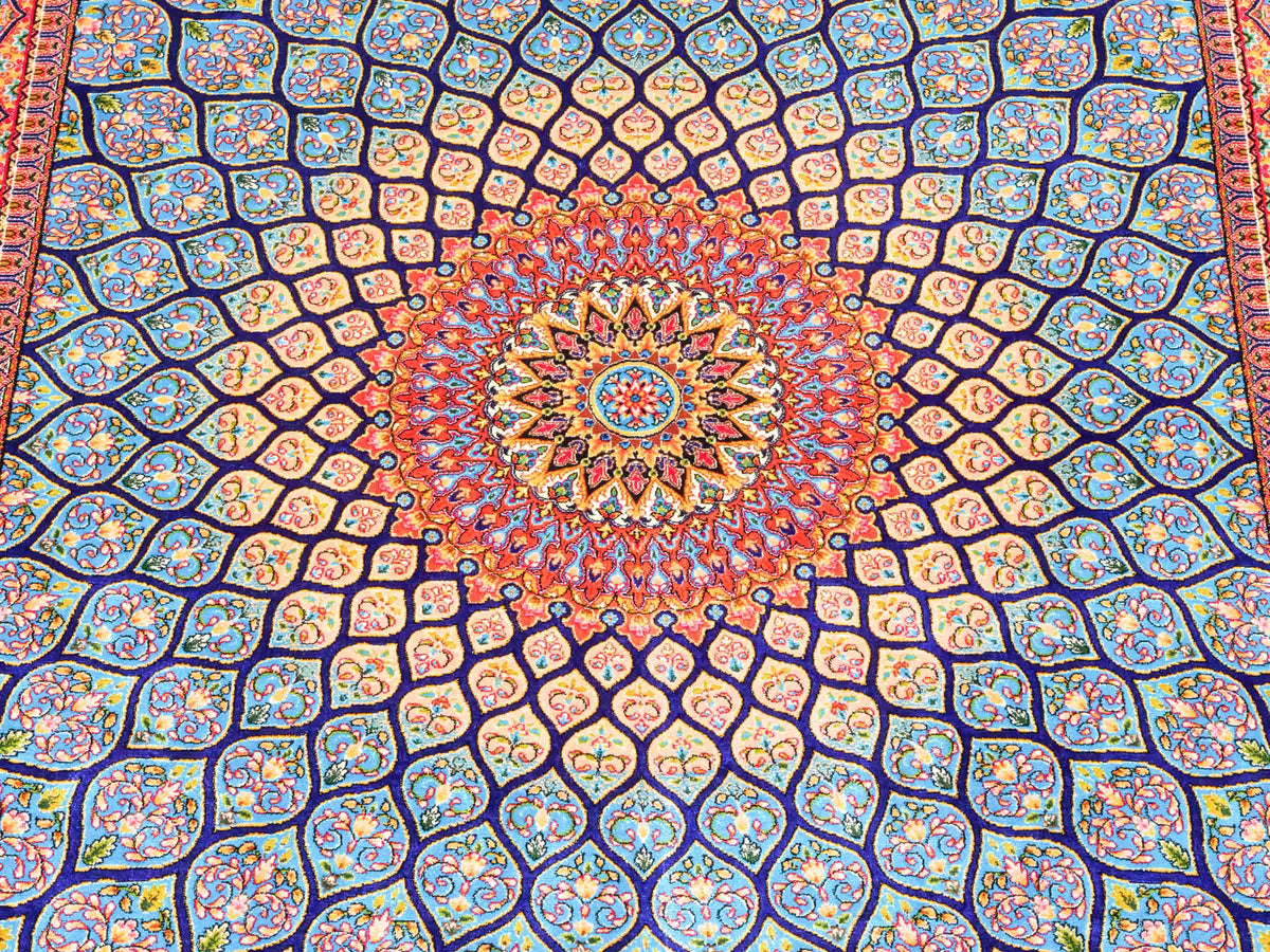 Ghom Maschinenteppich "Manuchehr" 150 x 100 cm, mit Medaillon, aus pflanzlicher Seide (Viskose), Dunkelblau/Blau. Teppichnummer: V56DB150H. Persian Luxury Collection by Khademi. Made in Iran / Persia – Vertrieb durch JUPITER Intl.