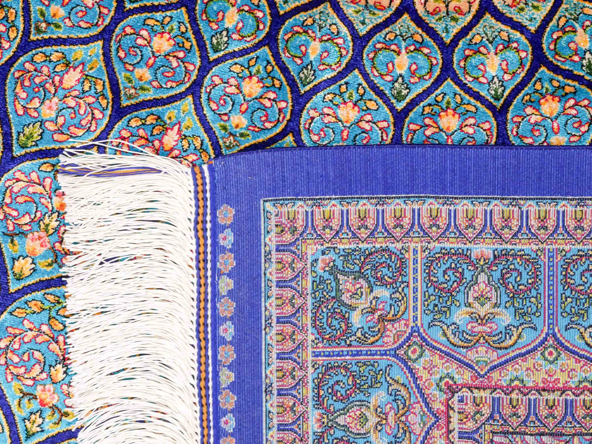 Ghom Maschinenteppich "Manuchehr" 150 x 100 cm, mit Medaillon, aus pflanzlicher Seide (Viskose), Dunkelblau/Blau. Teppichnummer: V56DB150H. Persian Luxury Collection by Khademi. Made in Iran / Persia – Vertrieb durch JUPITER Intl.