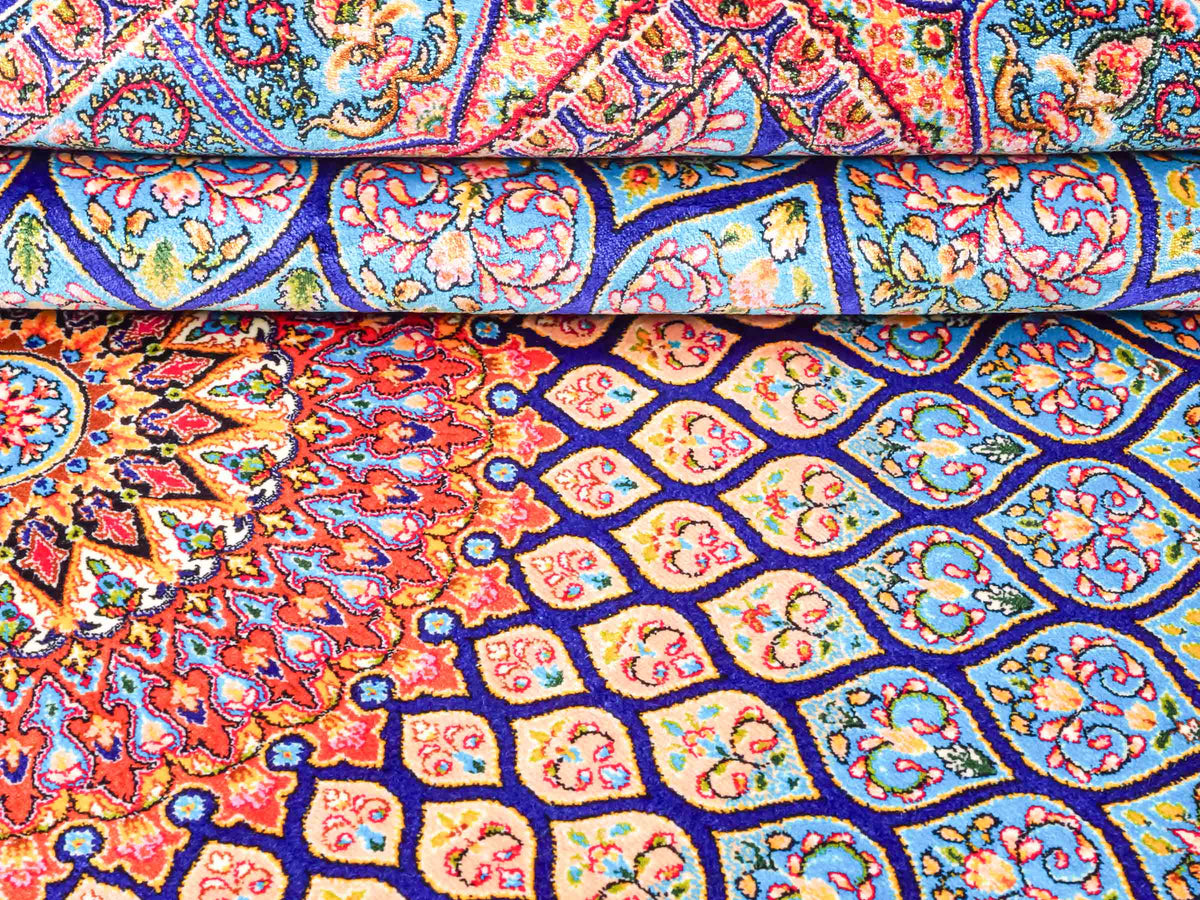 Ghom Maschinenteppich "Manuchehr" 150 x 100 cm, mit Medaillon, aus pflanzlicher Seide (Viskose), Dunkelblau/Blau. Teppichnummer: V56DB150H. Persian Luxury Collection by Khademi. Made in Iran / Persia – Vertrieb durch JUPITER Intl.