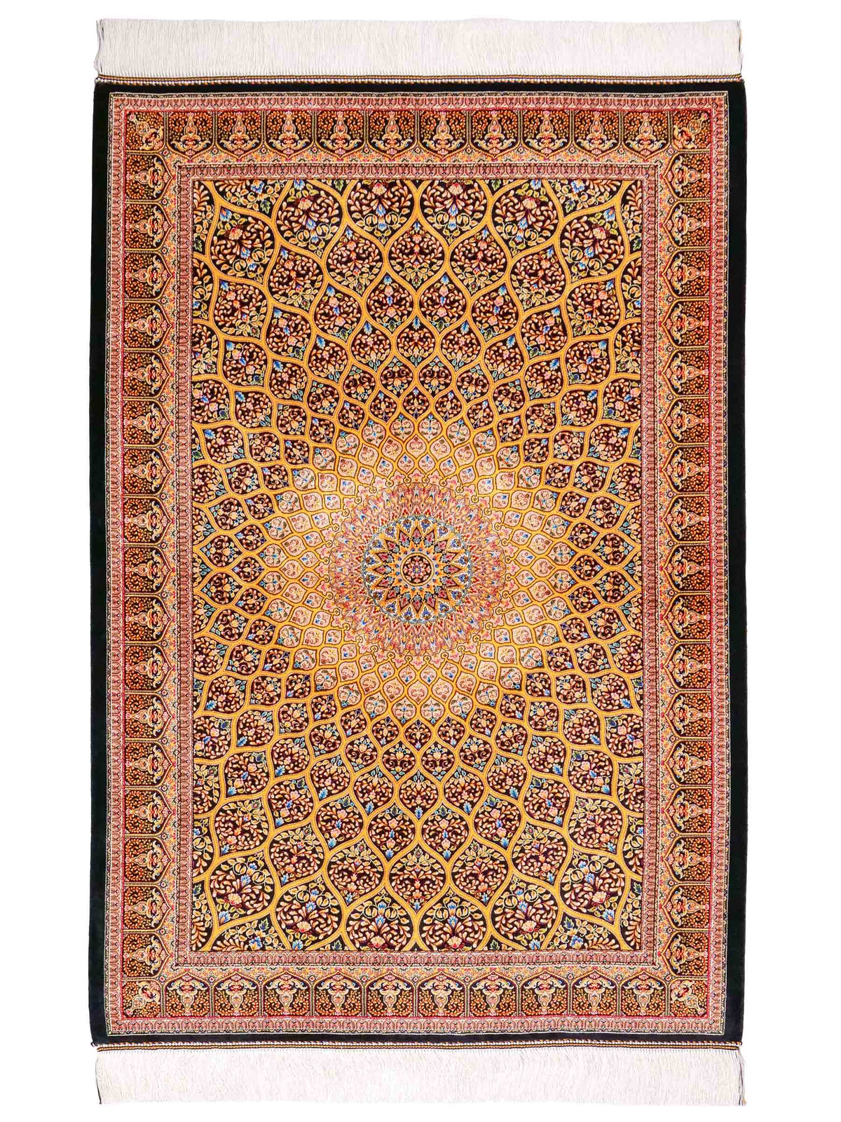 Ghom Maschinenteppich "Manuchehr" 150 x 100 cm, mit Medaillon, aus pflanzlicher Seide (Viskose), Schwarz/Gold. Teppichnummer: V56BG150H. Persian Luxury Collection by Khademi. Made in Iran / Persia – Vertrieb durch JUPITER Intl.
