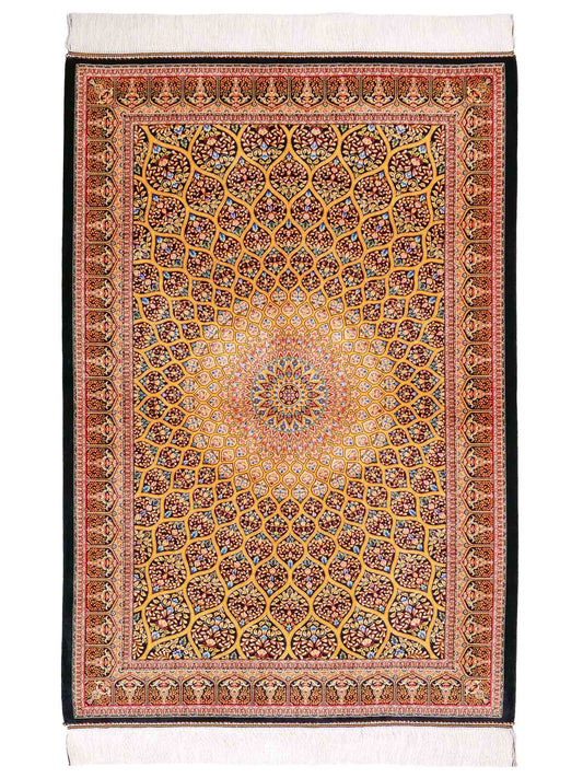 Ghom Maschinenteppich "Manuchehr" 150 x 100 cm, mit Medaillon, aus pflanzlicher Seide (Viskose), Schwarz/Gold. Teppichnummer: V56BG150H. Persian Luxury Collection by Khademi. Made in Iran / Persia – Vertrieb durch JUPITER Intl.
