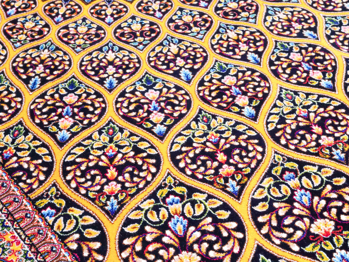 Ghom Maschinenteppich "Manuchehr" 150 x 100 cm, mit Medaillon, aus pflanzlicher Seide (Viskose), Schwarz/Gold. Teppichnummer: V56BG150H. Persian Luxury Collection by Khademi. Made in Iran / Persia – Vertrieb durch JUPITER Intl.