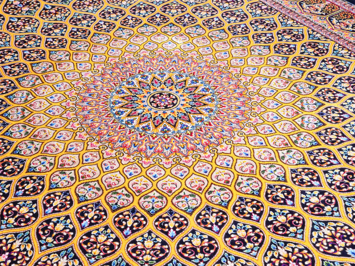 Ghom Maschinenteppich "Manuchehr" 150 x 100 cm, mit Medaillon, aus pflanzlicher Seide (Viskose), Schwarz/Gold. Teppichnummer: V56BG150H. Persian Luxury Collection by Khademi. Made in Iran / Persia – Vertrieb durch JUPITER Intl.