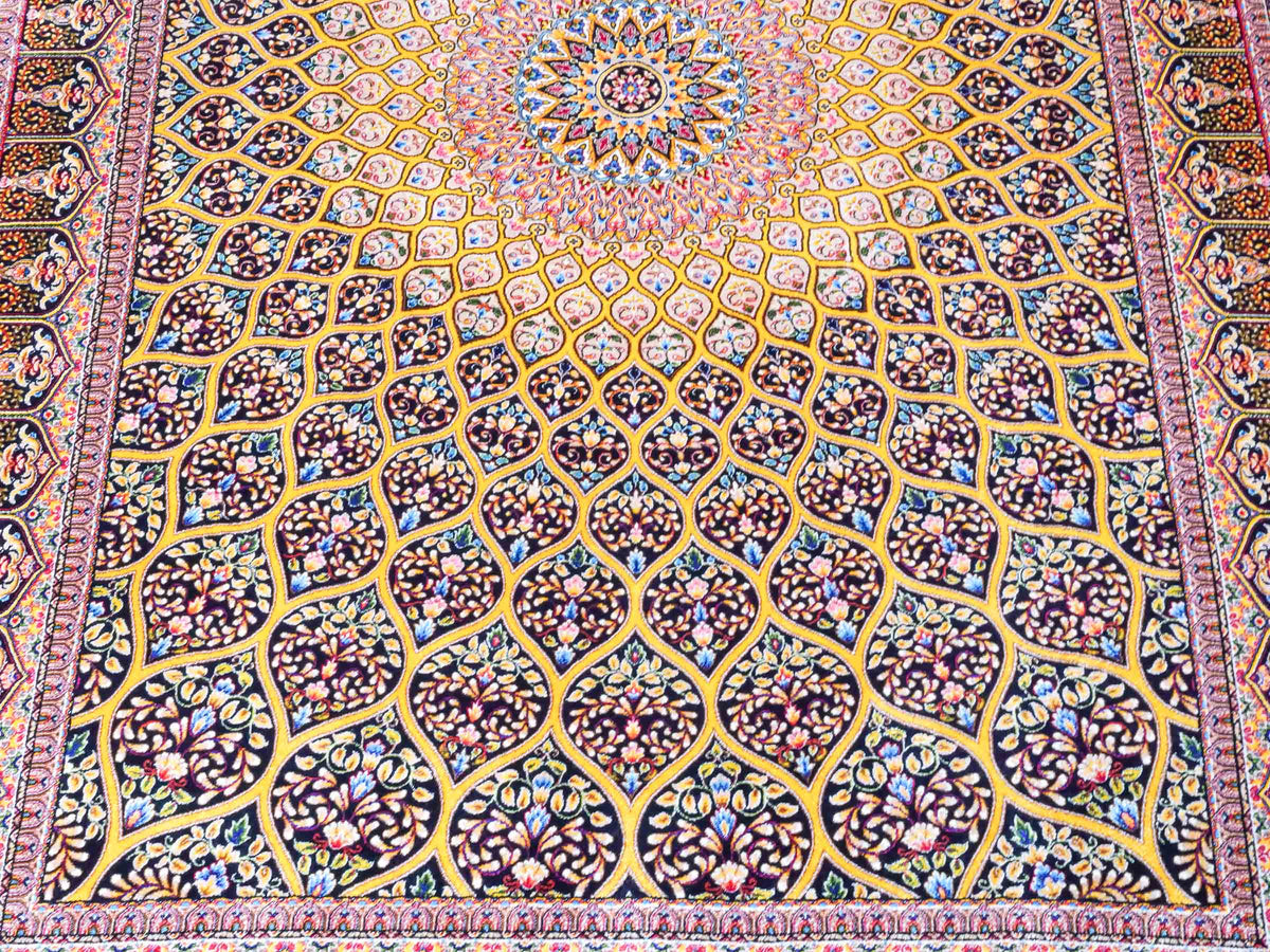 Ghom Maschinenteppich "Manuchehr" 150 x 100 cm, mit Medaillon, aus pflanzlicher Seide (Viskose), Schwarz/Gold. Teppichnummer: V56BG150H. Persian Luxury Collection by Khademi. Made in Iran / Persia – Vertrieb durch JUPITER Intl.