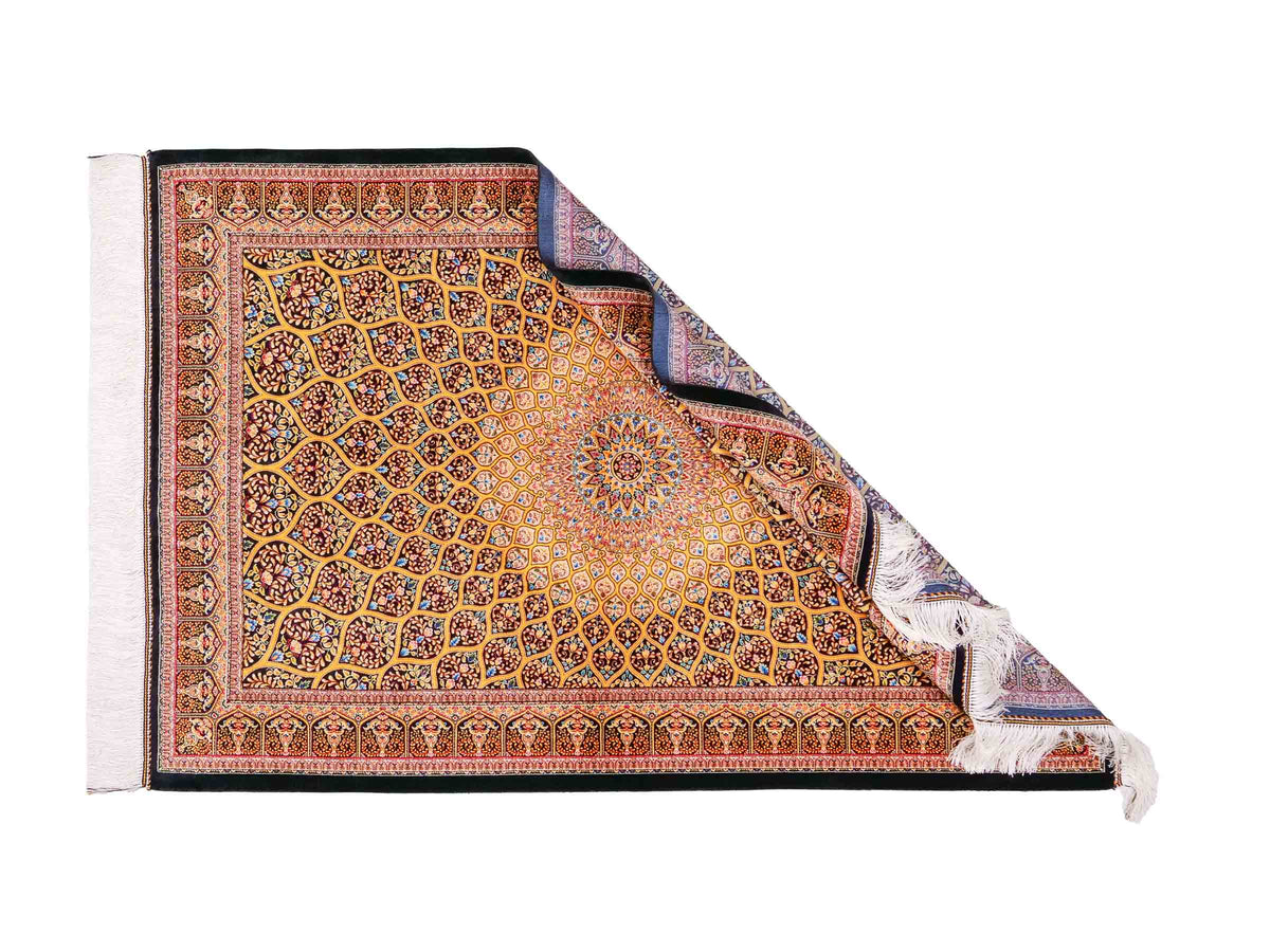 Ghom Maschinenteppich "Manuchehr" 150 x 100 cm, mit Medaillon, aus pflanzlicher Seide (Viskose), Schwarz/Gold. Teppichnummer: V56BG150H. Persian Luxury Collection by Khademi. Made in Iran / Persia – Vertrieb durch JUPITER Intl.