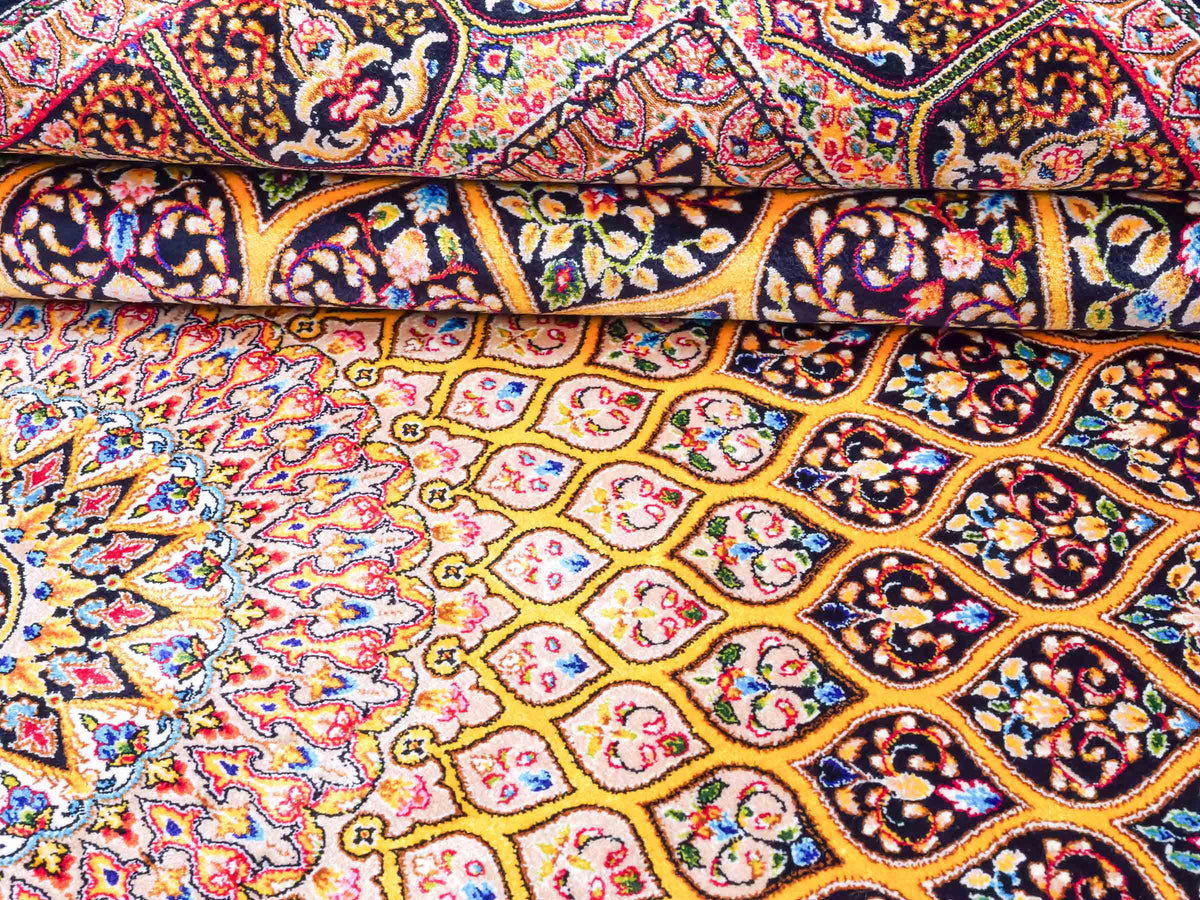 Ghom Maschinenteppich "Manuchehr" 150 x 100 cm, mit Medaillon, aus pflanzlicher Seide (Viskose), Schwarz/Gold. Teppichnummer: V56BG150H. Persian Luxury Collection by Khademi. Made in Iran / Persia – Vertrieb durch JUPITER Intl.