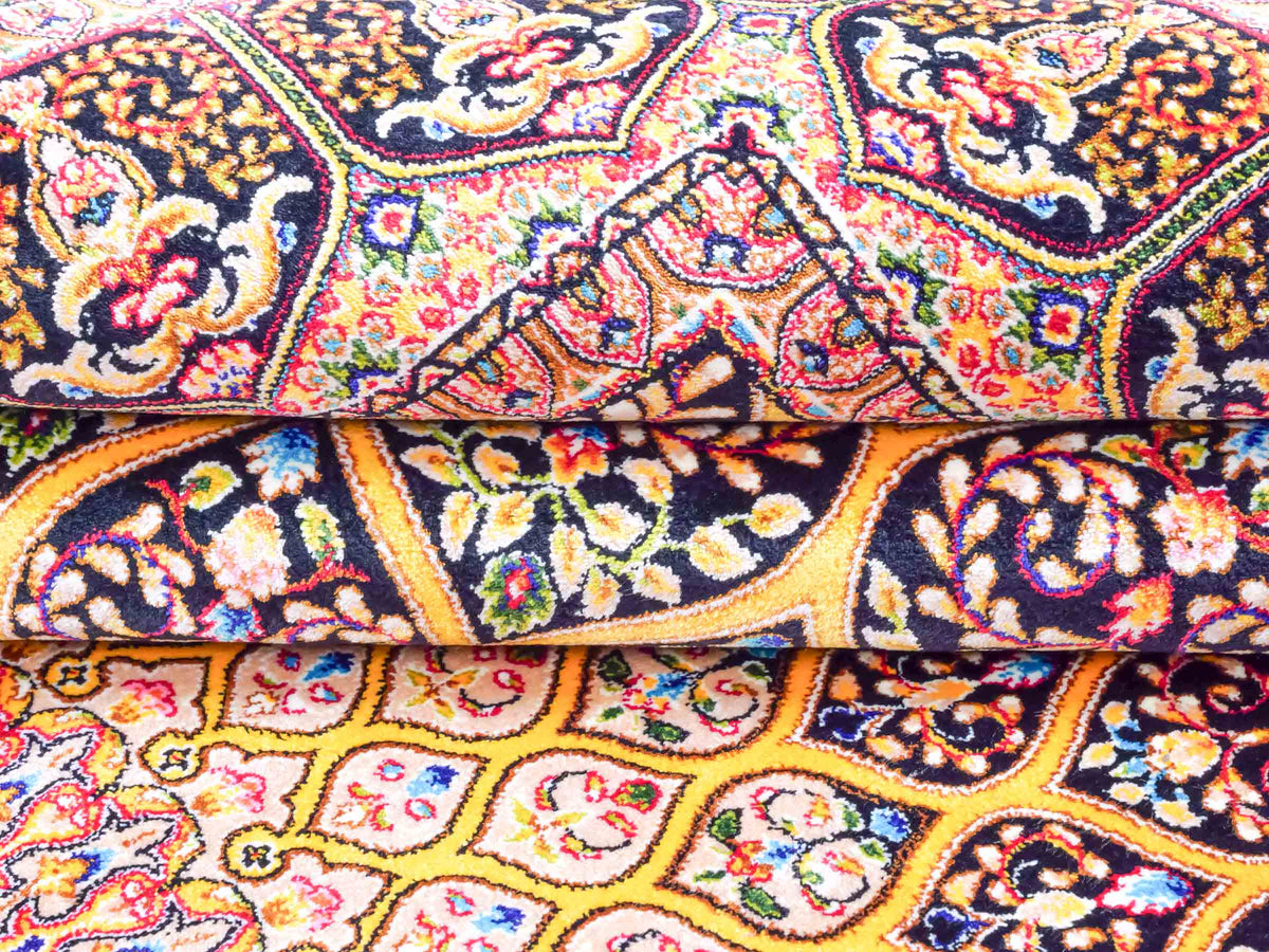 Ghom Maschinenteppich "Manuchehr" 150 x 100 cm, mit Medaillon, aus pflanzlicher Seide (Viskose), Schwarz/Gold. Teppichnummer: V56BG150H. Persian Luxury Collection by Khademi. Made in Iran / Persia – Vertrieb durch JUPITER Intl.