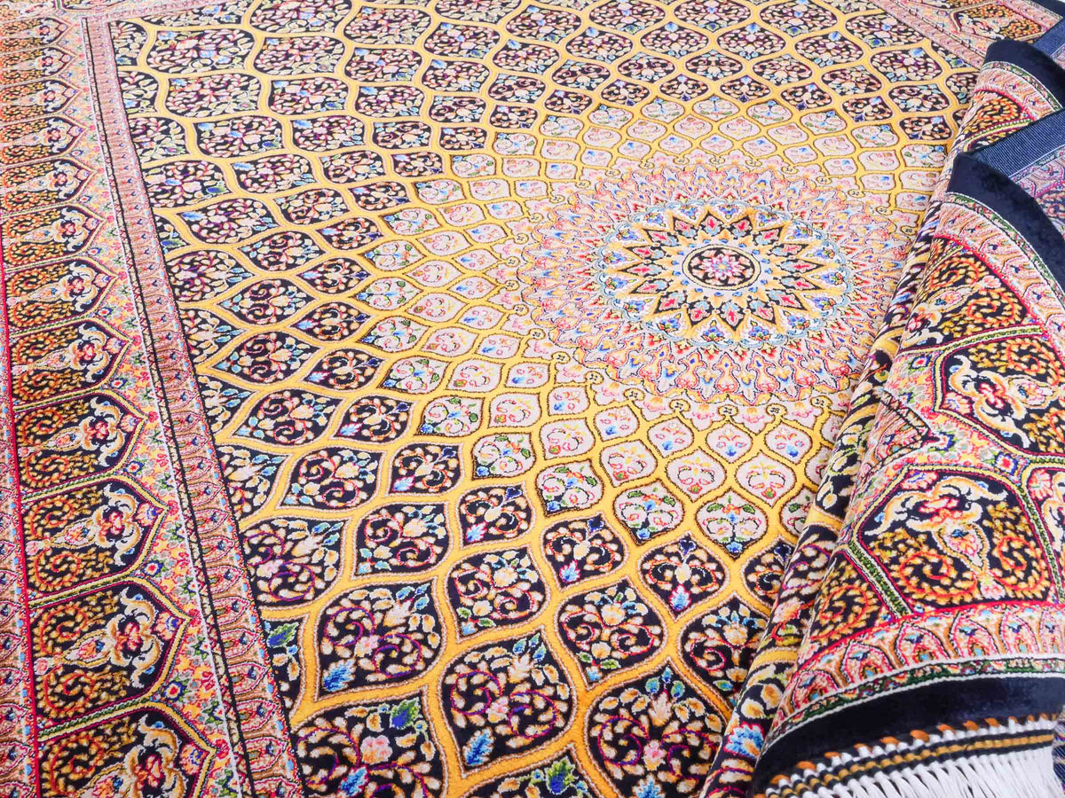 Ghom Maschinenteppich "Manuchehr" 150 x 100 cm, mit Medaillon, aus pflanzlicher Seide (Viskose), Schwarz/Gold. Teppichnummer: V56BG150H. Persian Luxury Collection by Khademi. Made in Iran / Persia – Vertrieb durch JUPITER Intl.