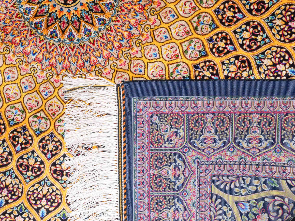 Ghom Maschinenteppich "Manuchehr" 150 x 100 cm, mit Medaillon, aus pflanzlicher Seide (Viskose), Schwarz/Gold. Teppichnummer: V56BG150H. Persian Luxury Collection by Khademi. Made in Iran / Persia – Vertrieb durch JUPITER Intl.
