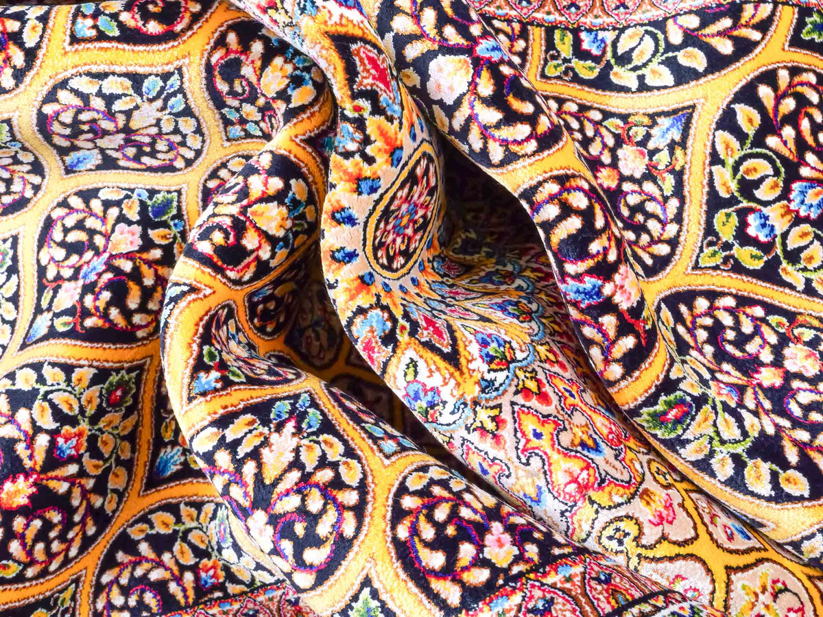 Ghom Maschinenteppich "Manuchehr" 150 x 100 cm, mit Medaillon, aus pflanzlicher Seide (Viskose), Schwarz/Gold. Teppichnummer: V56BG150H. Persian Luxury Collection by Khademi. Made in Iran / Persia – Vertrieb durch JUPITER Intl.