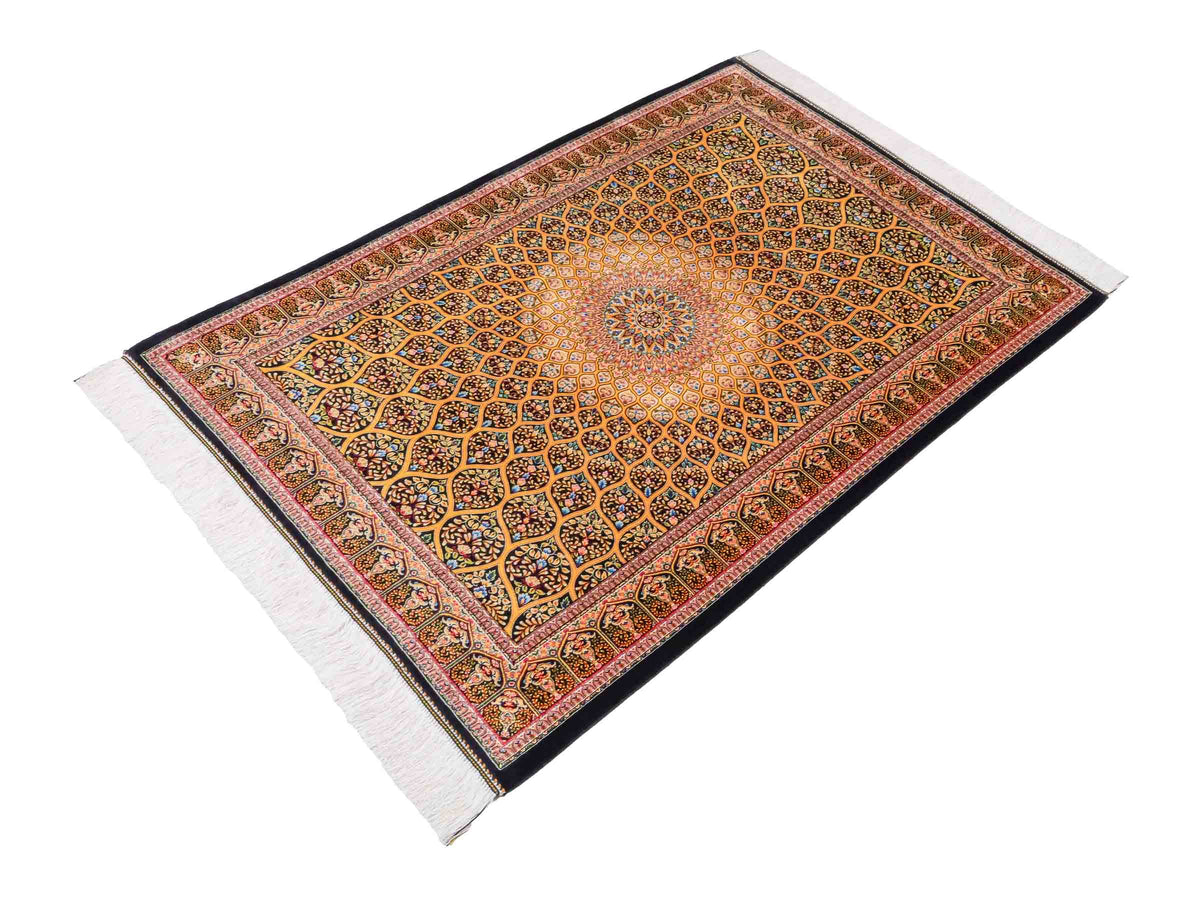Ghom Maschinenteppich "Manuchehr" 150 x 100 cm, mit Medaillon, aus pflanzlicher Seide (Viskose), Schwarz/Gold. Teppichnummer: V56BG150H. Persian Luxury Collection by Khademi. Made in Iran / Persia – Vertrieb durch JUPITER Intl.