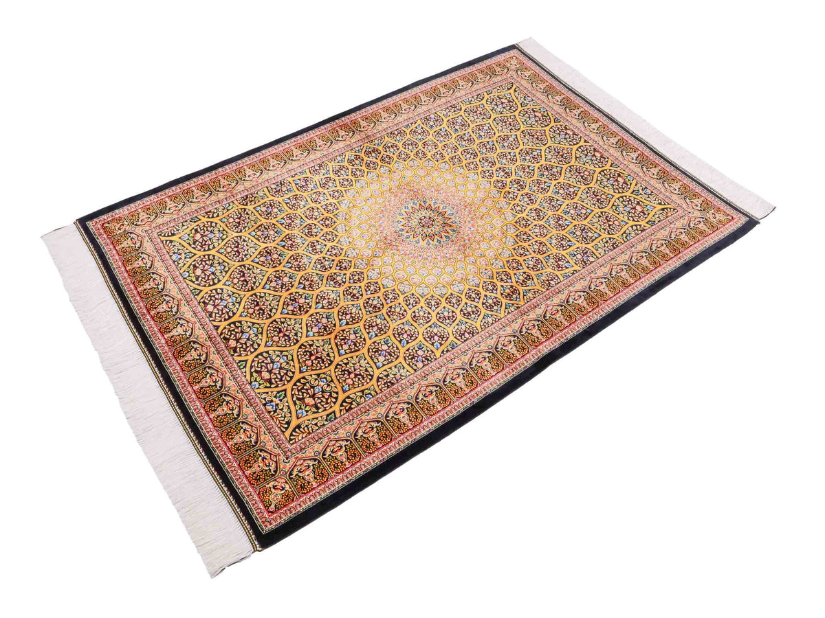 Ghom Maschinenteppich "Manuchehr" 150 x 100 cm, mit Medaillon, aus pflanzlicher Seide (Viskose), Schwarz/Gold. Teppichnummer: V56BG150H. Persian Luxury Collection by Khademi. Made in Iran / Persia – Vertrieb durch JUPITER Intl.