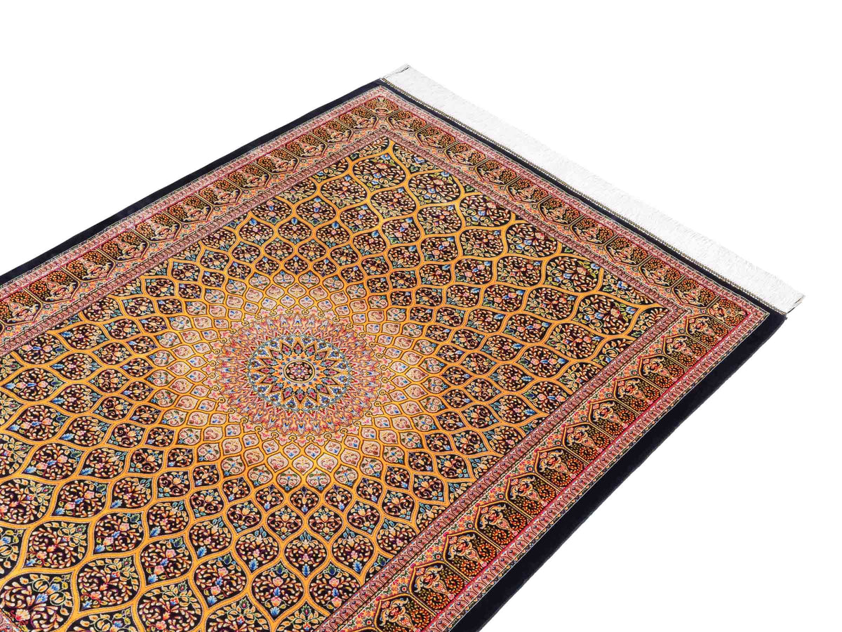 Ghom Maschinenteppich "Manuchehr" 150 x 100 cm, mit Medaillon, aus pflanzlicher Seide (Viskose), Schwarz/Gold. Teppichnummer: V56BG150H. Persian Luxury Collection by Khademi. Made in Iran / Persia – Vertrieb durch JUPITER Intl.