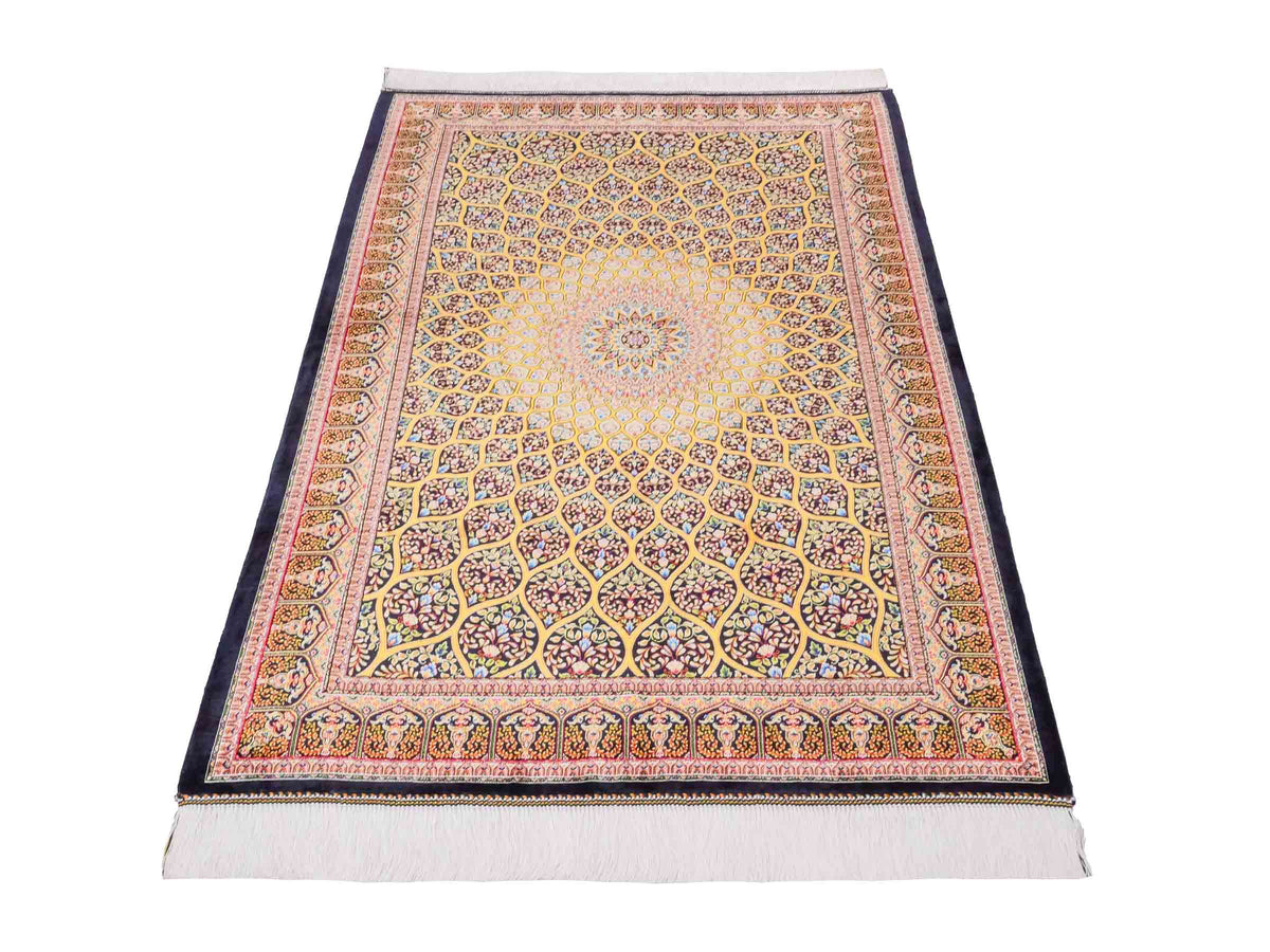 Ghom Maschinenteppich "Manuchehr" 150 x 100 cm, mit Medaillon, aus pflanzlicher Seide (Viskose), Schwarz/Gold. Teppichnummer: V56BG150H. Persian Luxury Collection by Khademi. Made in Iran / Persia – Vertrieb durch JUPITER Intl.