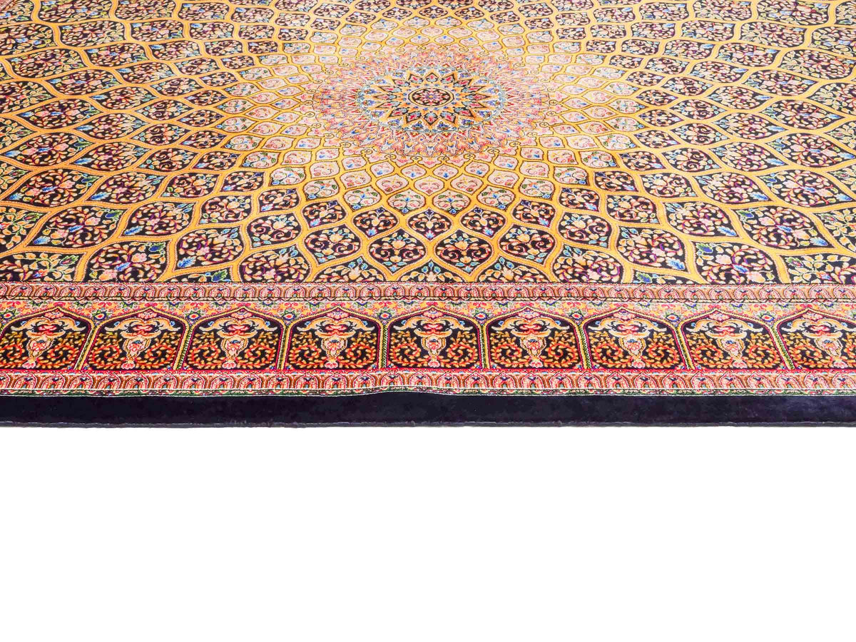 Ghom Maschinenteppich "Manuchehr" 150 x 100 cm, mit Medaillon, aus pflanzlicher Seide (Viskose), Schwarz/Gold. Teppichnummer: V56BG150H. Persian Luxury Collection by Khademi. Made in Iran / Persia – Vertrieb durch JUPITER Intl.