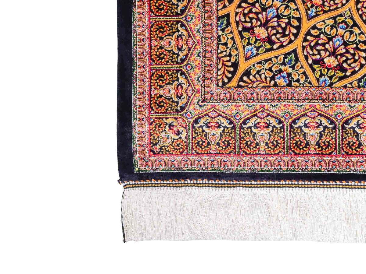 Ghom Maschinenteppich "Manuchehr" 150 x 100 cm, mit Medaillon, aus pflanzlicher Seide (Viskose), Schwarz/Gold. Teppichnummer: V56BG150H. Persian Luxury Collection by Khademi. Made in Iran / Persia – Vertrieb durch JUPITER Intl.