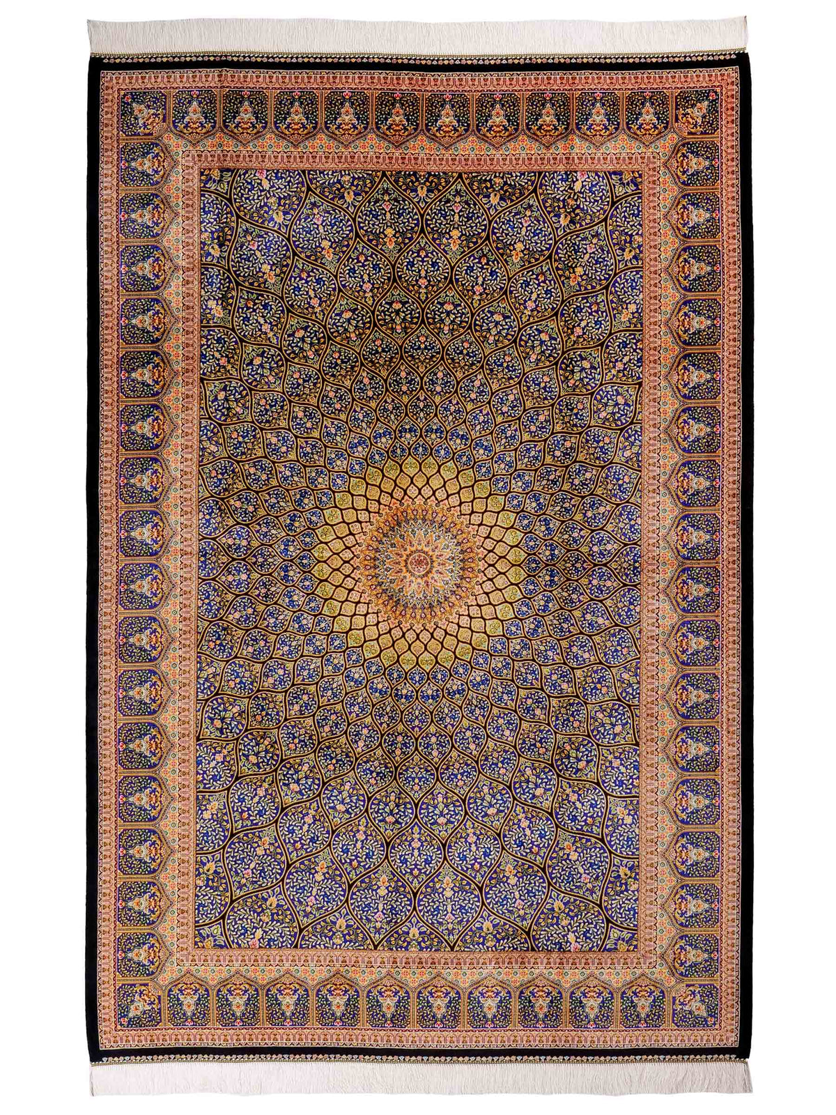 Ghom Maschinenteppich "Manuchehr" 225 x 150 cm, mit Medaillon, aus pflanzlicher Seide (Viskose), Blau/Gold/Schwarz. Teppichnummer: V56BD338H. Persian Luxury Collection by Khademi. Made in Iran / Persia – Vertrieb durch JUPITER Intl.