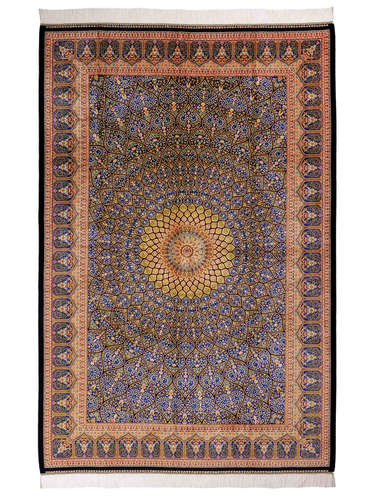 Ghom Maschinenteppich "Manuchehr" 225 x 150 cm, mit Medaillon, aus pflanzlicher Seide (Viskose), Blau/Gold/Schwarz. Teppichnummer: V56BD338H. Persian Luxury Collection by Khademi. Made in Iran / Persia – Vertrieb durch JUPITER Intl.