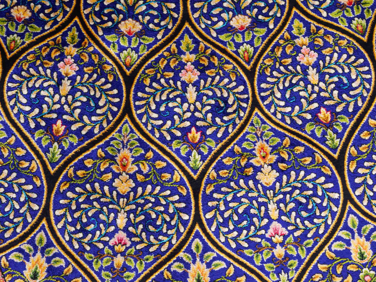 Ghom Maschinenteppich "Manuchehr" 225 x 150 cm, mit Medaillon, aus pflanzlicher Seide (Viskose), Schwarz/Blau/Gold. Teppichnummer: V56BD338H. Persian Luxury Collection by Khademi. Made in Iran / Persia – Vertrieb durch JUPITER Intl.